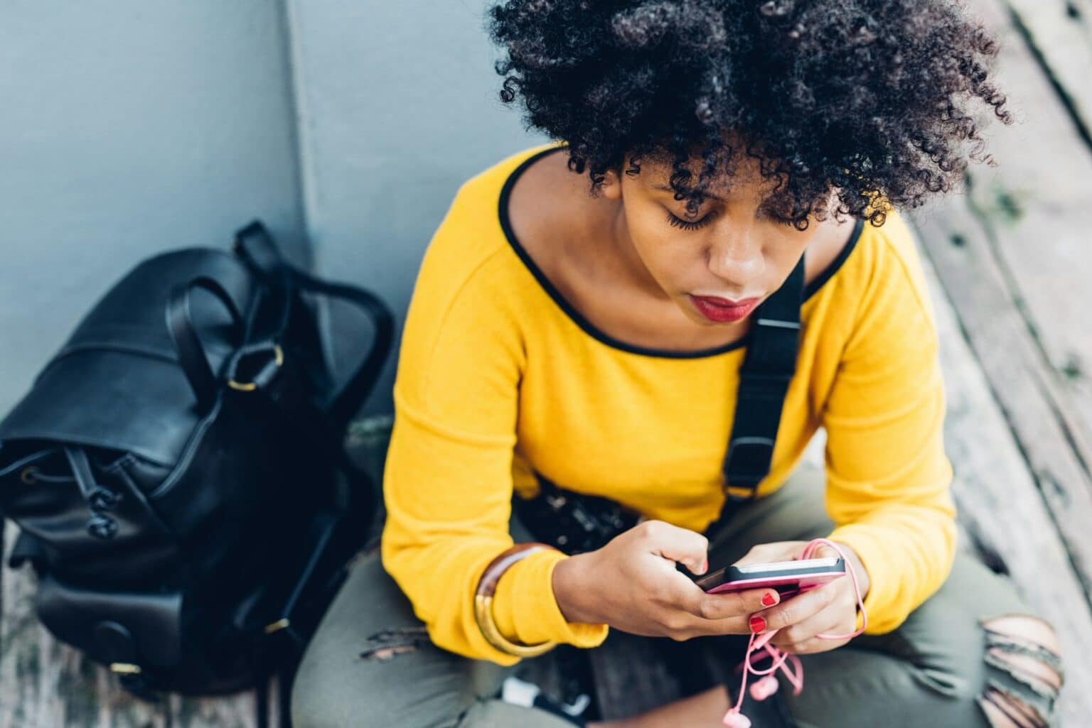 Déverrouiller un iPhone trouvé : les solutions efficaces Black woman using smartphone