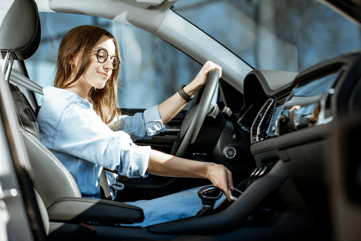 Meilleurs badges télépéage autoroute : comparatif complet des offres Woman driving a car