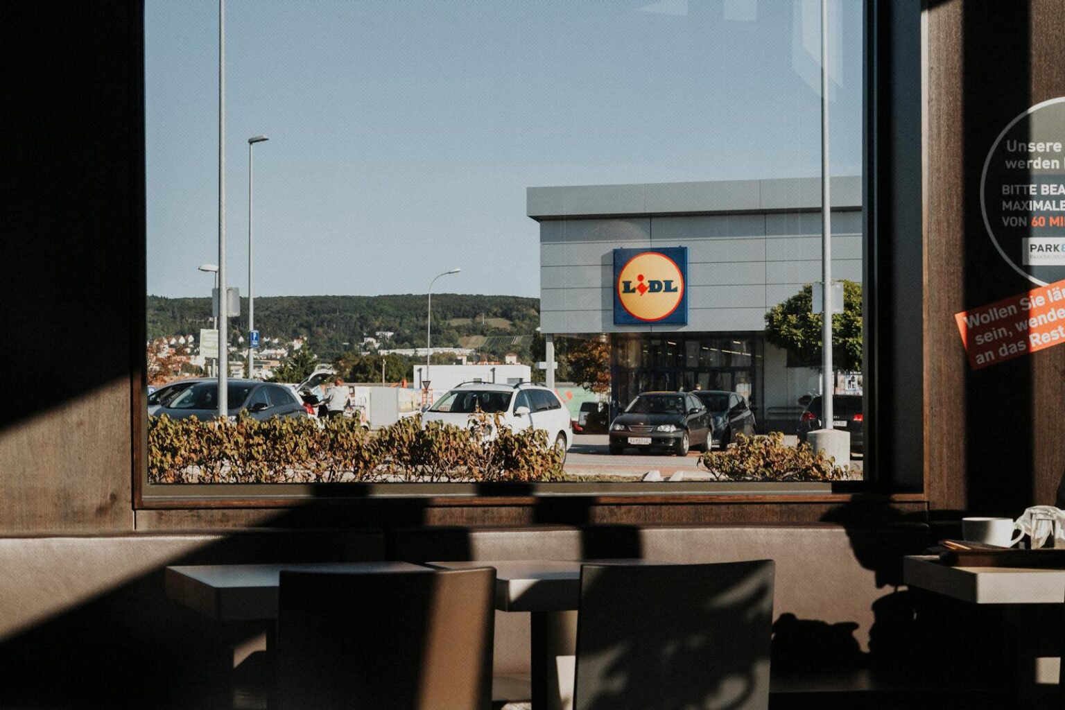 Lidl lance son site de vente en ligne en France : tout ce qu’il faut savoir Window View in a Restaurant