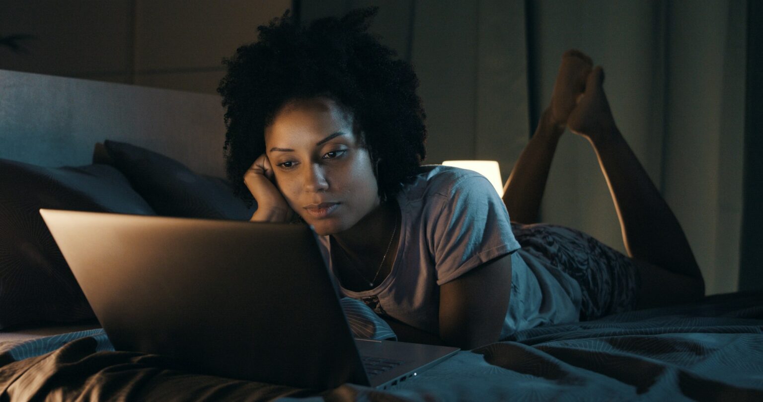 Regarder la télé française à l’étranger : comment s’y prendre ? African american woman watching movies at night