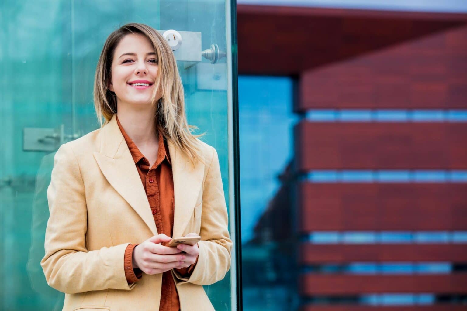 Télécharger Mail Orange : Votre messagerie Orange sur tous vos appareils businesswoman typing message by phone on the city square