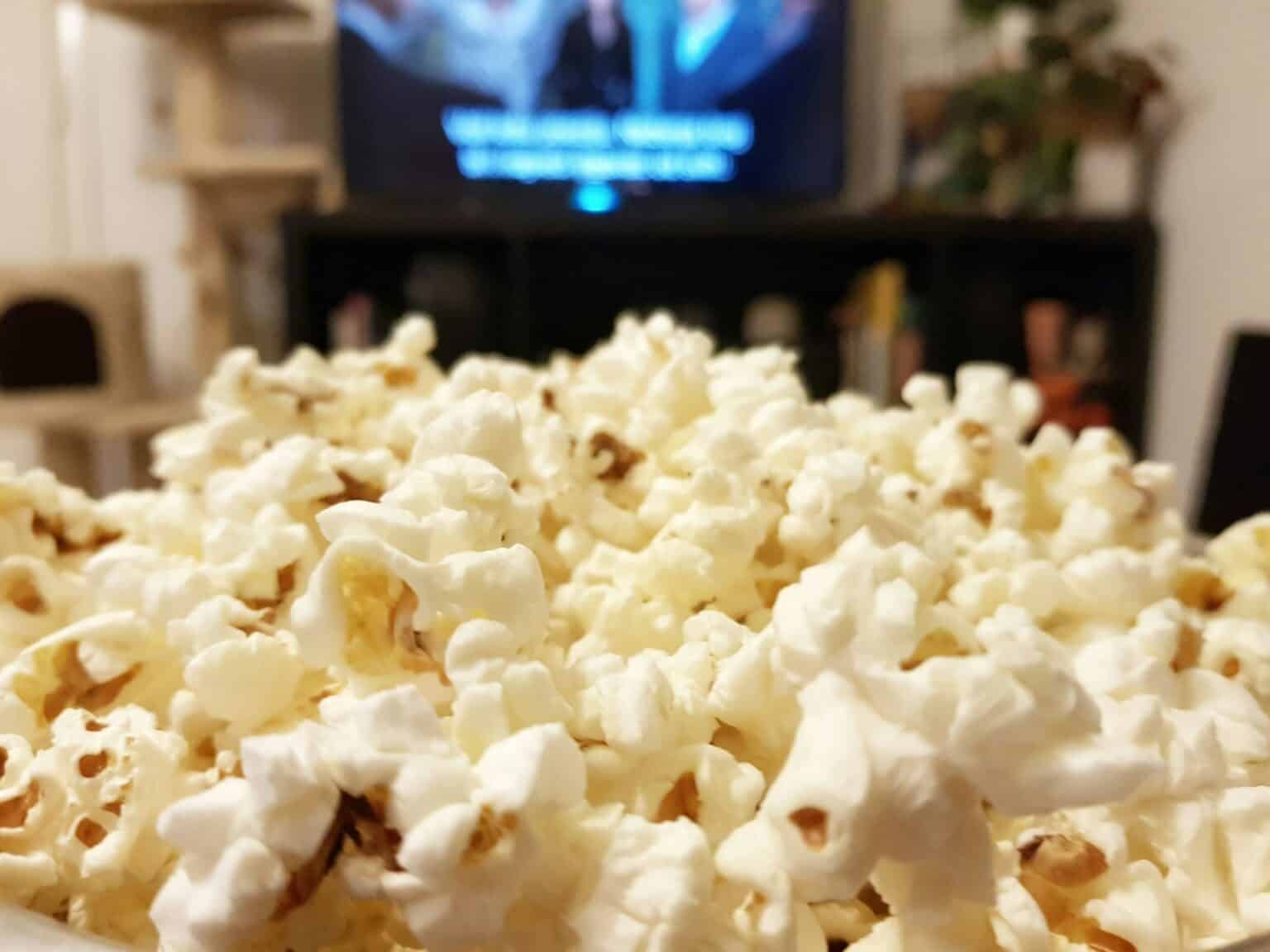 Hunger Games sur Netflix France : Analyse complète et alternatives pour regarder la saga Close-up selective focus image of popcorn in front of tv.