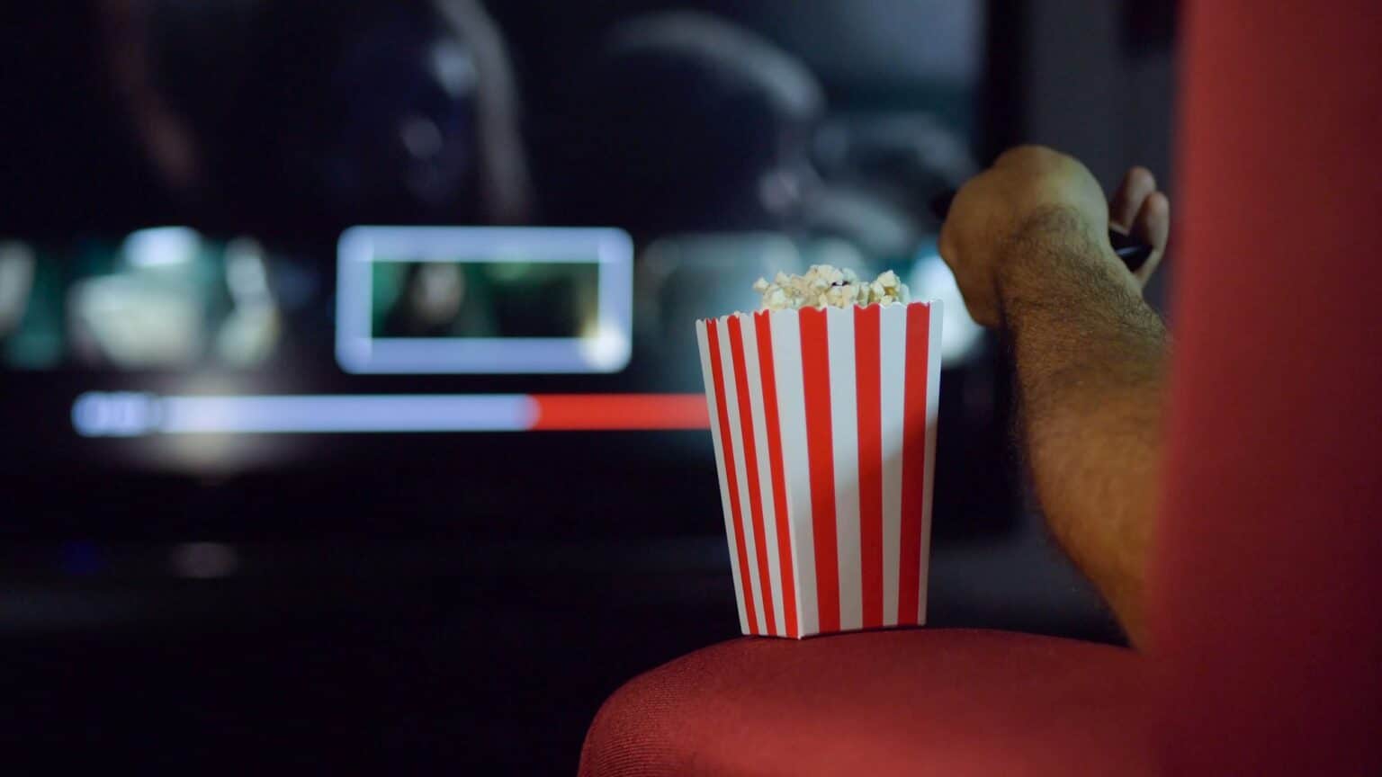 Netflix : où en est le projet de film BioShock ? Eating popcorn while watching a movie on the couch at home.