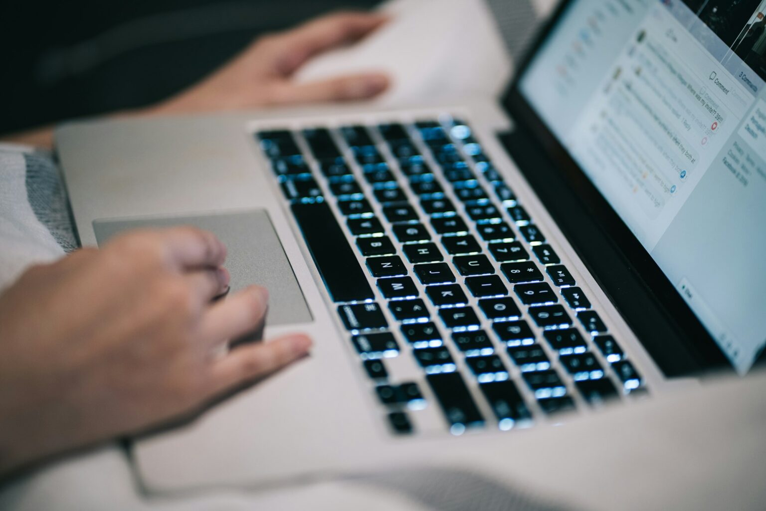 MacBook Air M2 13 ou 15 pouces : choisir le bon ultraportable Apple Using laptop MacBook working typing social media at home mobile technology digital work keyboard