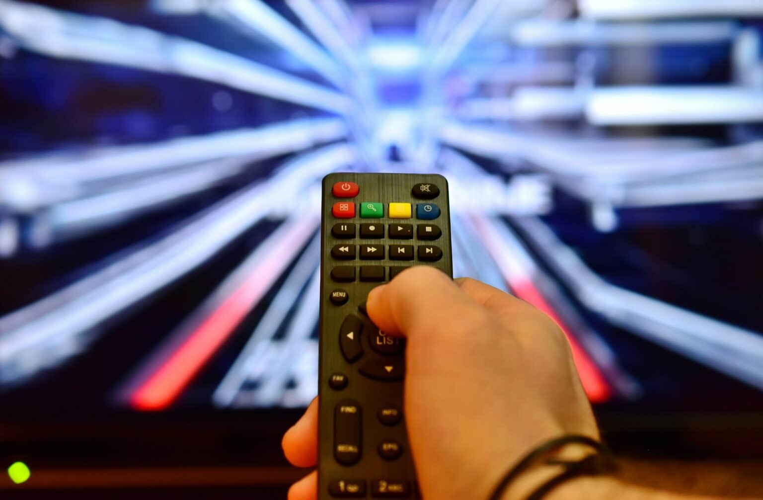 LG OLED M4 : le téléviseur sans fil ultra haut de gamme à prix d’or Watching tv