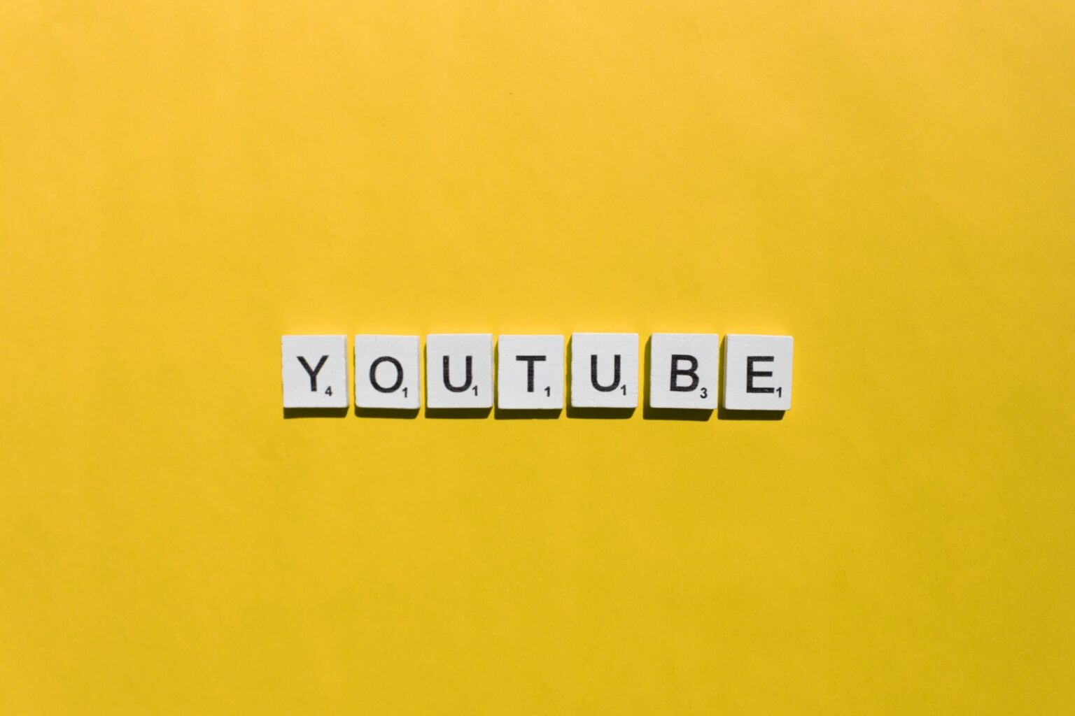 Comment télécharger des vidéos YouTube : le guide ultime YouTube scrabble letters word on a yellow background