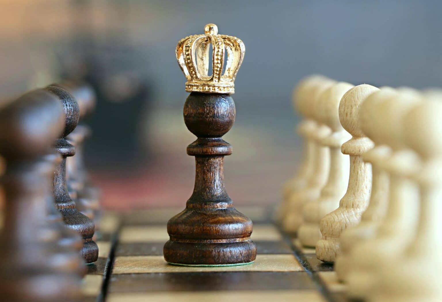 La révélation fascinante sur l’énigme d’Hodor dans Game of Thrones A brown pawn with a crown stands prominently on a chessboard, symbolizing strategic play.