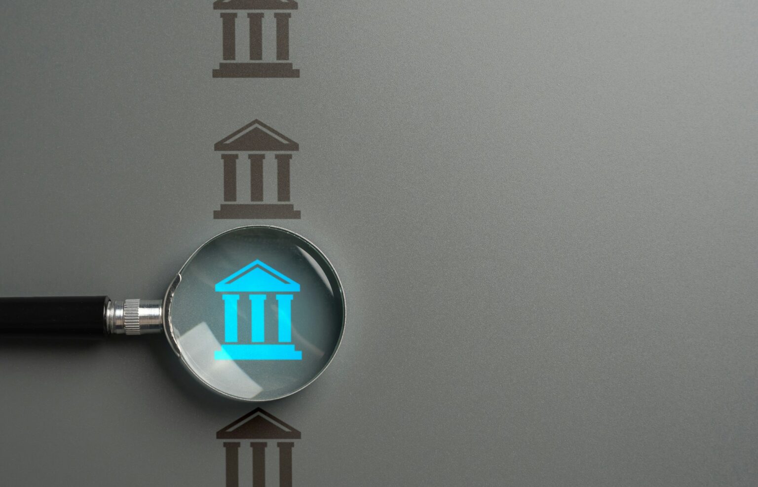 Compte Nickel : analyse complète de cette banque alternative Bank research. Magnifying glass and a bank. Interest rates, investment opportunities