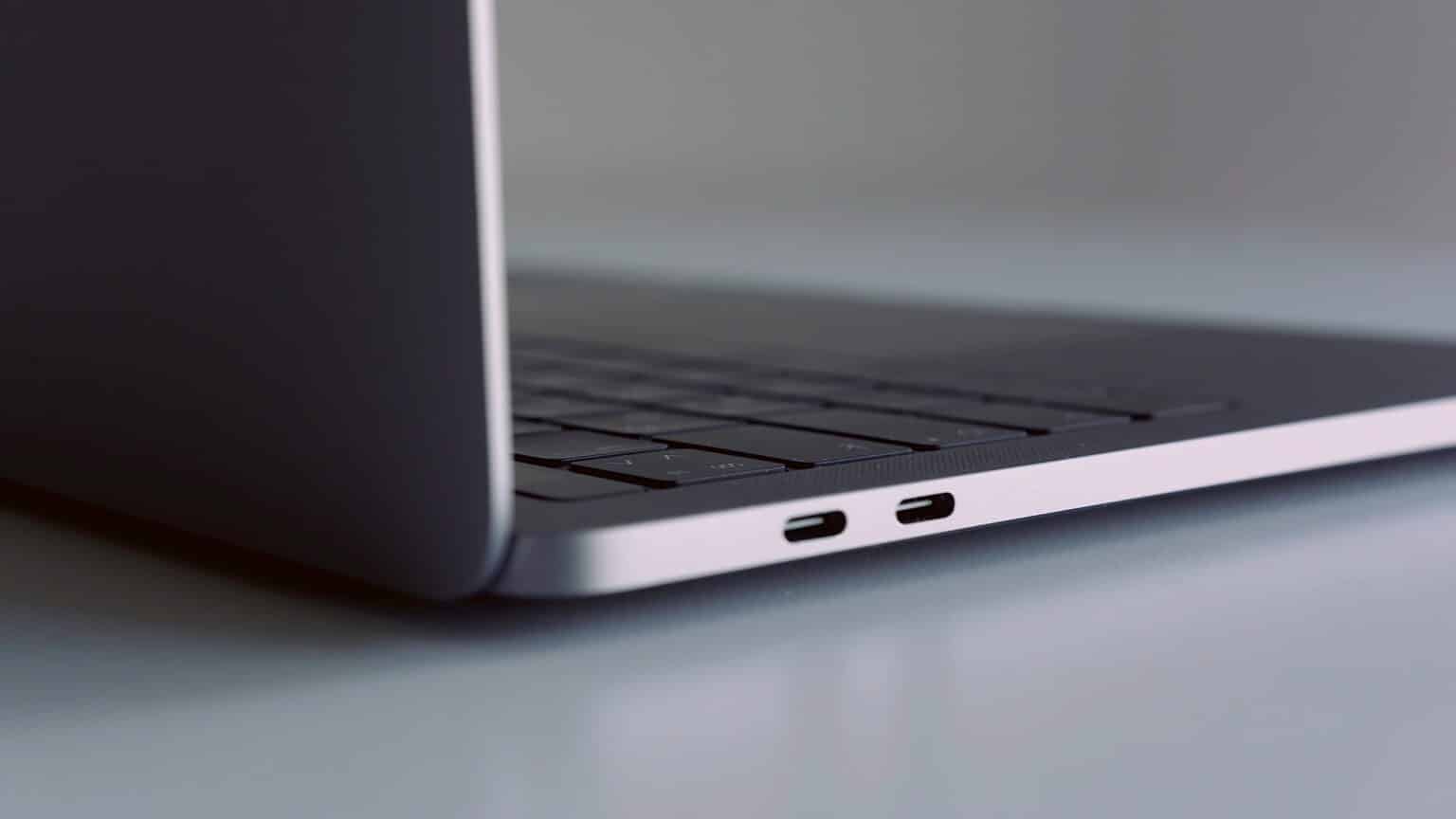 Révolution Apple : La puce M4 va transformer les Mac Close up side view of silver laptop on white table. Action. New portable computer details with usb