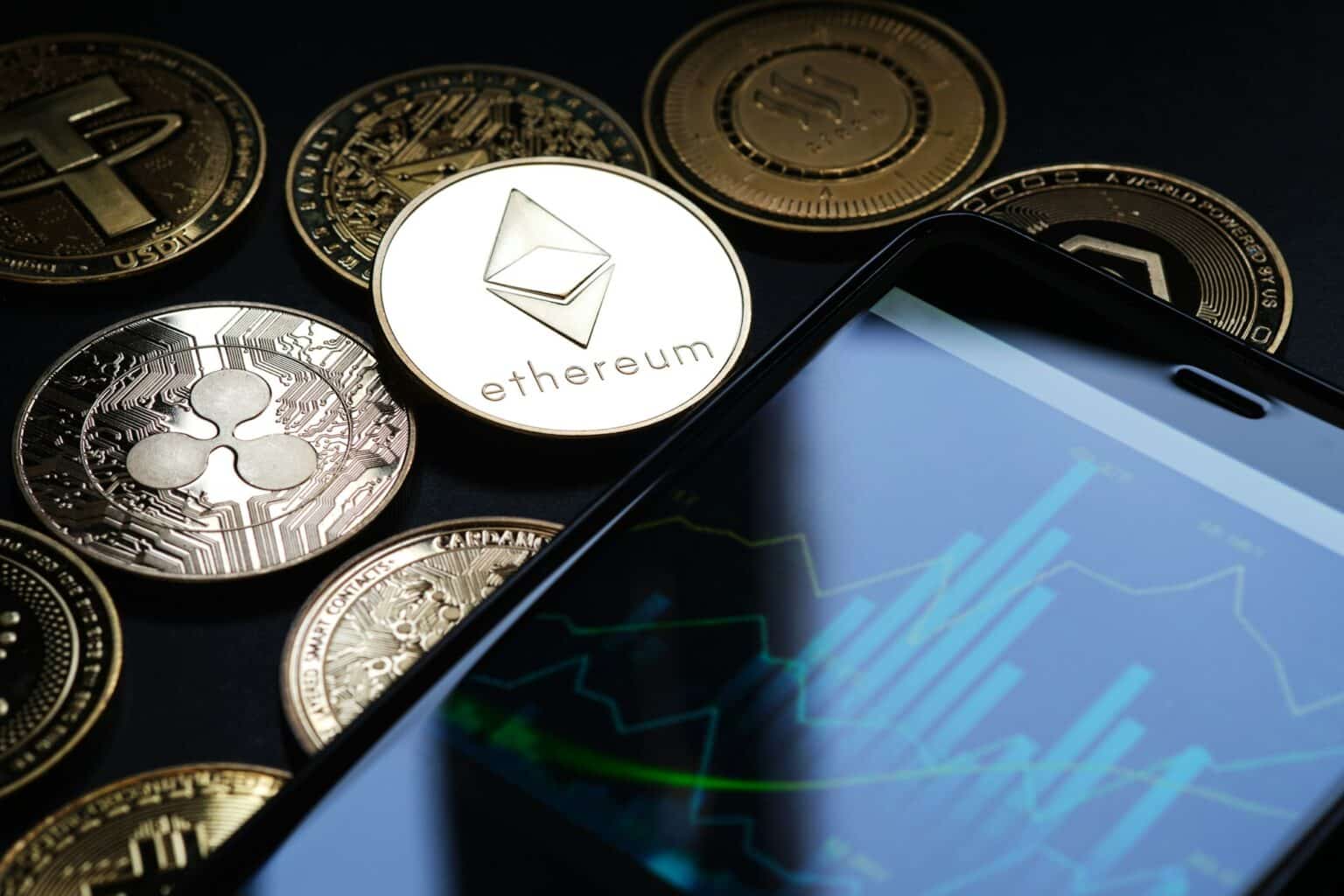 Avis Coinhouse : analyse détaillée de la plateforme crypto française Cryptocurrencies and a smartphone with a graph