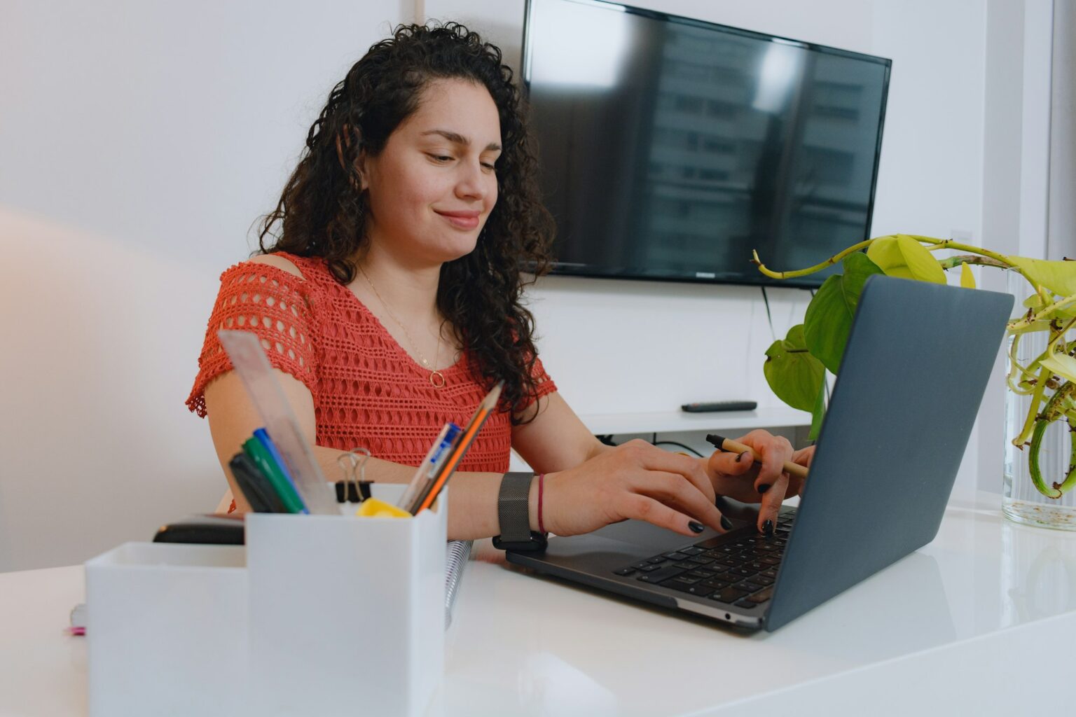 Télécharger OpenOffice : la suite bureautique open source pour tous Female editor at home with laptop concentrating on what to write in a script.