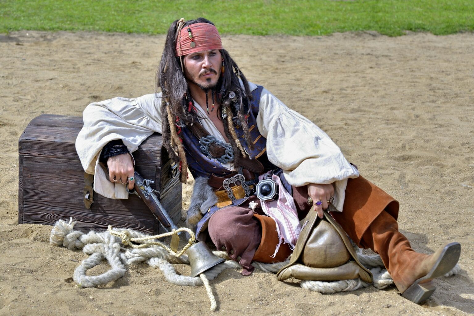 Pirates des Caraïbes en a fini avec Jack Sparrow man in brown jacket and red cap sitting on brown horse during daytime