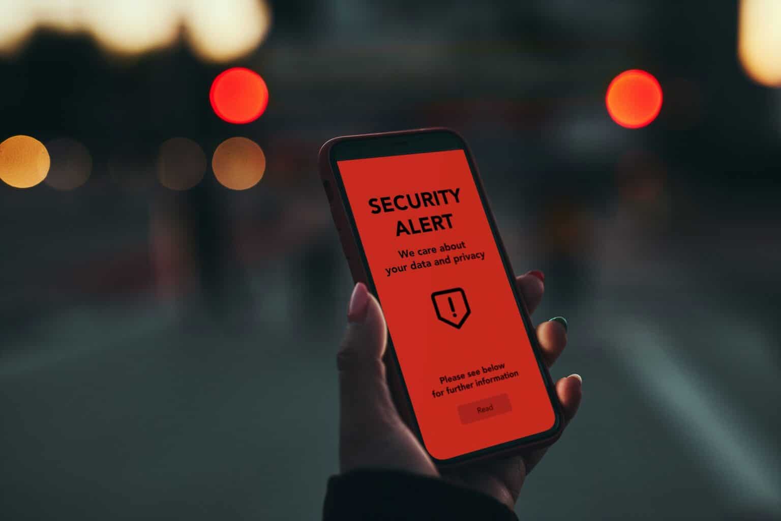 Intego : l’antivirus français de la sécurité numérique Security alert on smartphone screen. Antivirus warning. Private data protection system notification