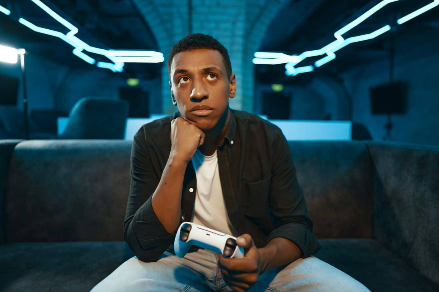 Tomb Raider : Une nouvelle ère s’annonce pour la célèbre aventurière The player is waiting for the game to start on the console. Pause in the game.