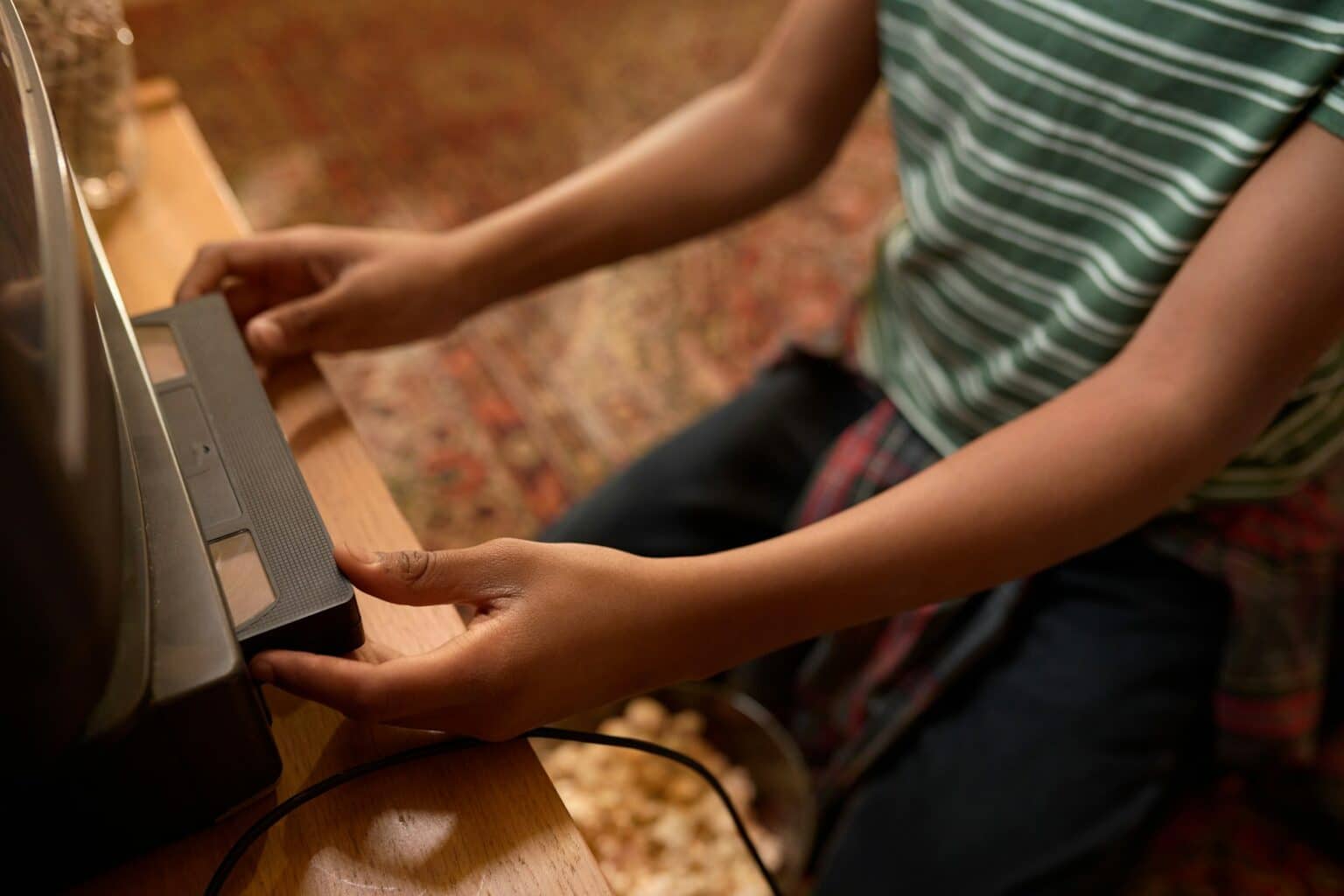 Magnétoscope : entretien et réparation pour prolonger sa durée de vie Unrecognizable Child Inserting Old-school VHS Tape into VCR