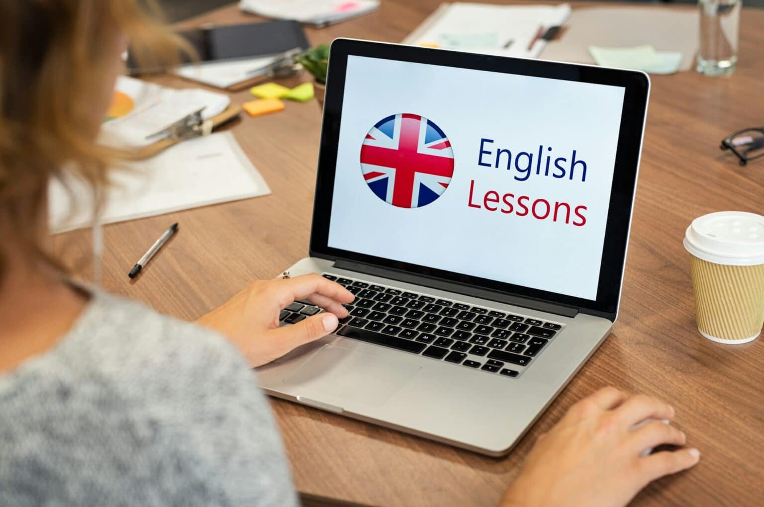 4 technologies qui vont révolutionner l’apprentissage de l’anglais Woman learning english online