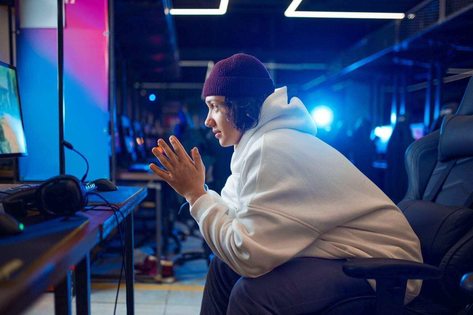 Grand Theft Auto V : tous les secrets du jeu phénomène de Rockstar Games Young gamer resting in gaming armchair, game club