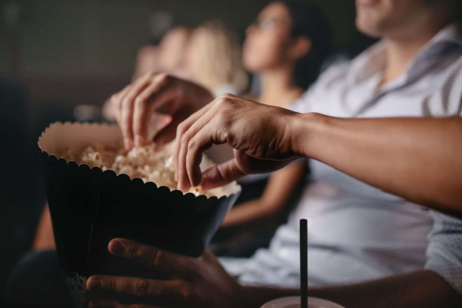 Monstres, les frères Menendez : une série sombre qui interroge les notions de monstruosité Young people eating popcorn in movie theater