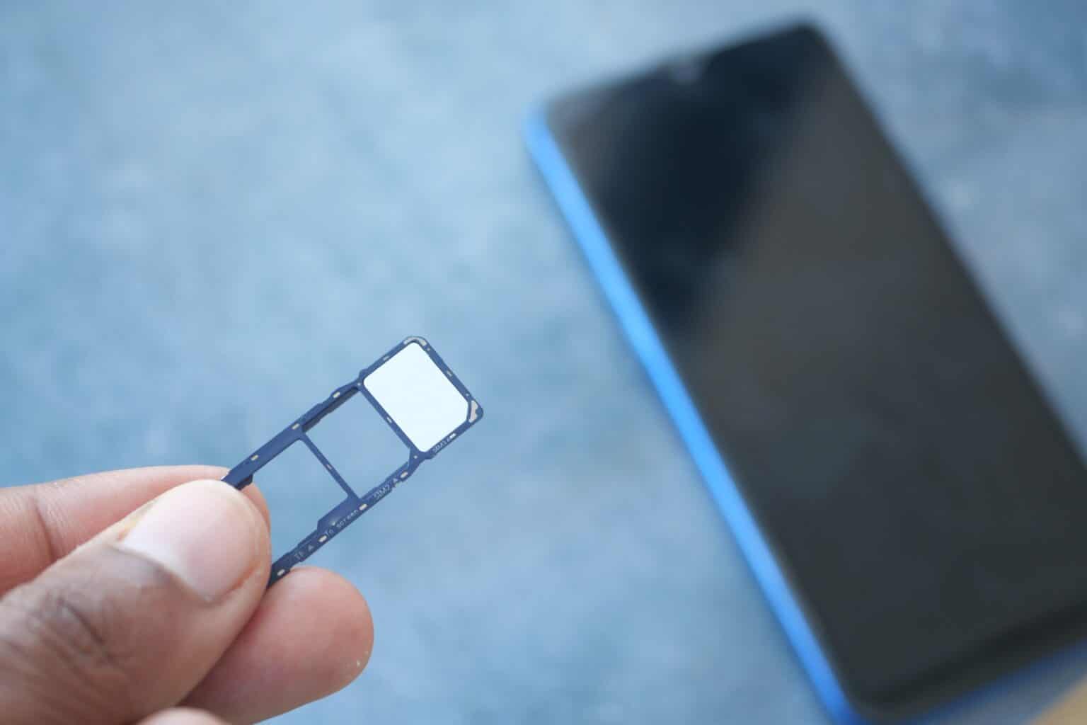SIM swapping : comment se protéger contre l’arnaque à la carte SIM ? A sim card for a smart phone on finger