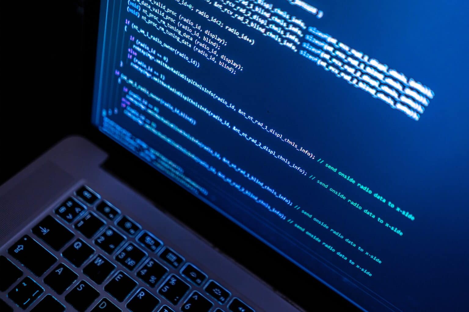 CSS dans vos pages HTML : avantages, inconvénients et les meilleures pratiques close up laptop computer screen with a programming code creating