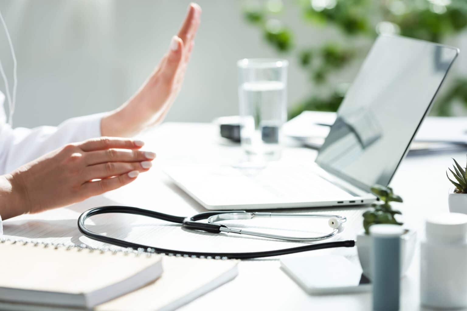 Charles.co : la 1ère clinique digitale transformant la santé masculine cropped view of doctor having online consultation with patient on laptop in clinic
