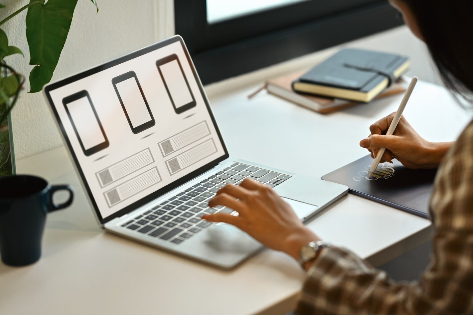 Responsive design : comment créer des sites avec les media queries Female website developer planning application development for web mobile phone at workplace.
