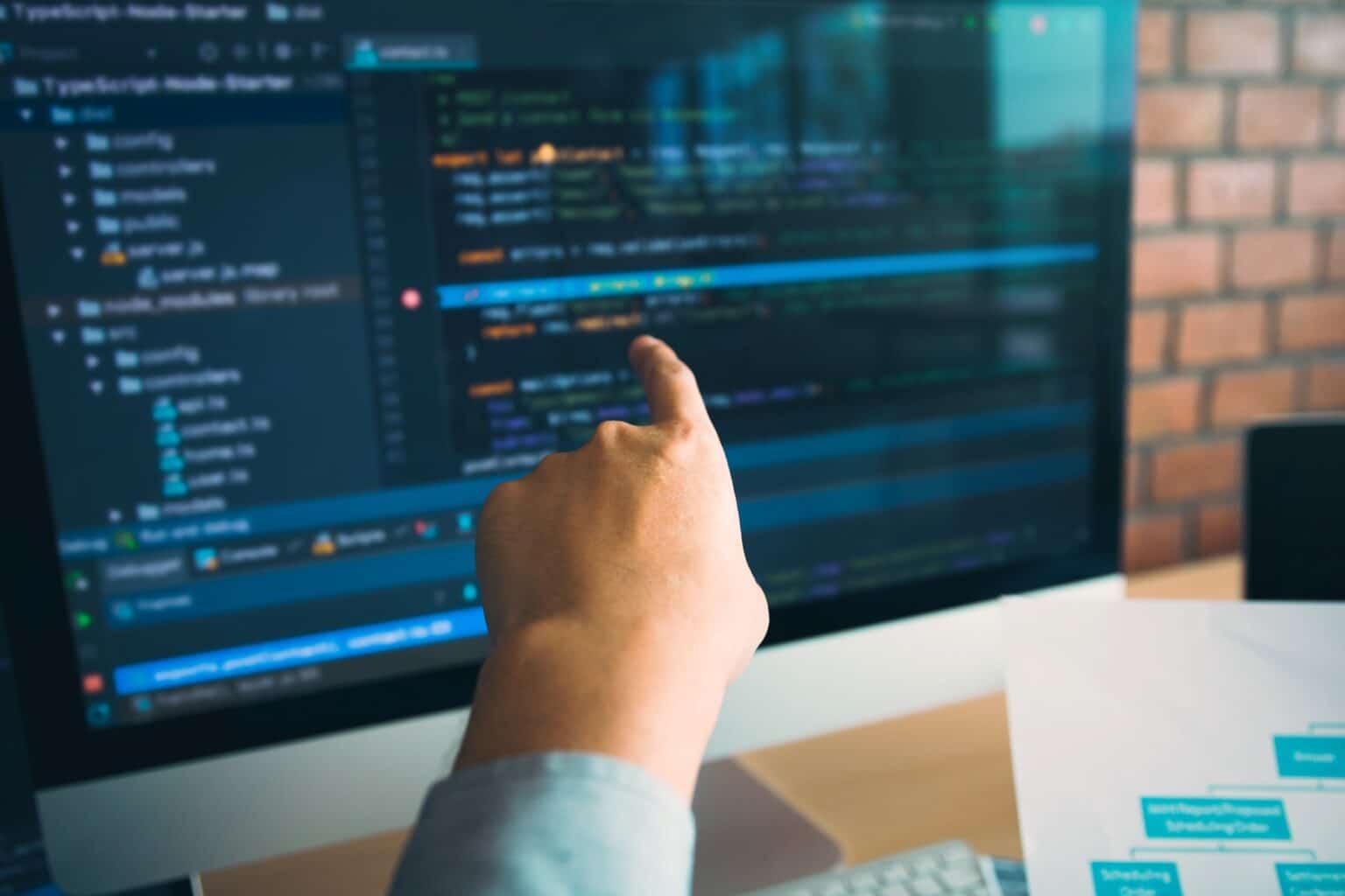 HTML5 et CSS3 : comment concevoir votre site web de A à Z avec ses languages ? Man hands pointing coding html and programming develop on screen computer.