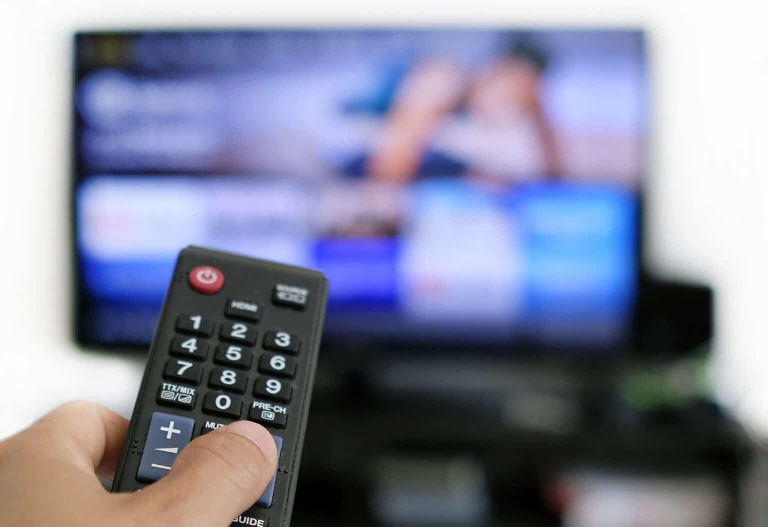 Amazon Prime Video collabore avec les chaînes de télévision : enjeux et bénéfices Remote control and screen - binge watching the favourite TV show
