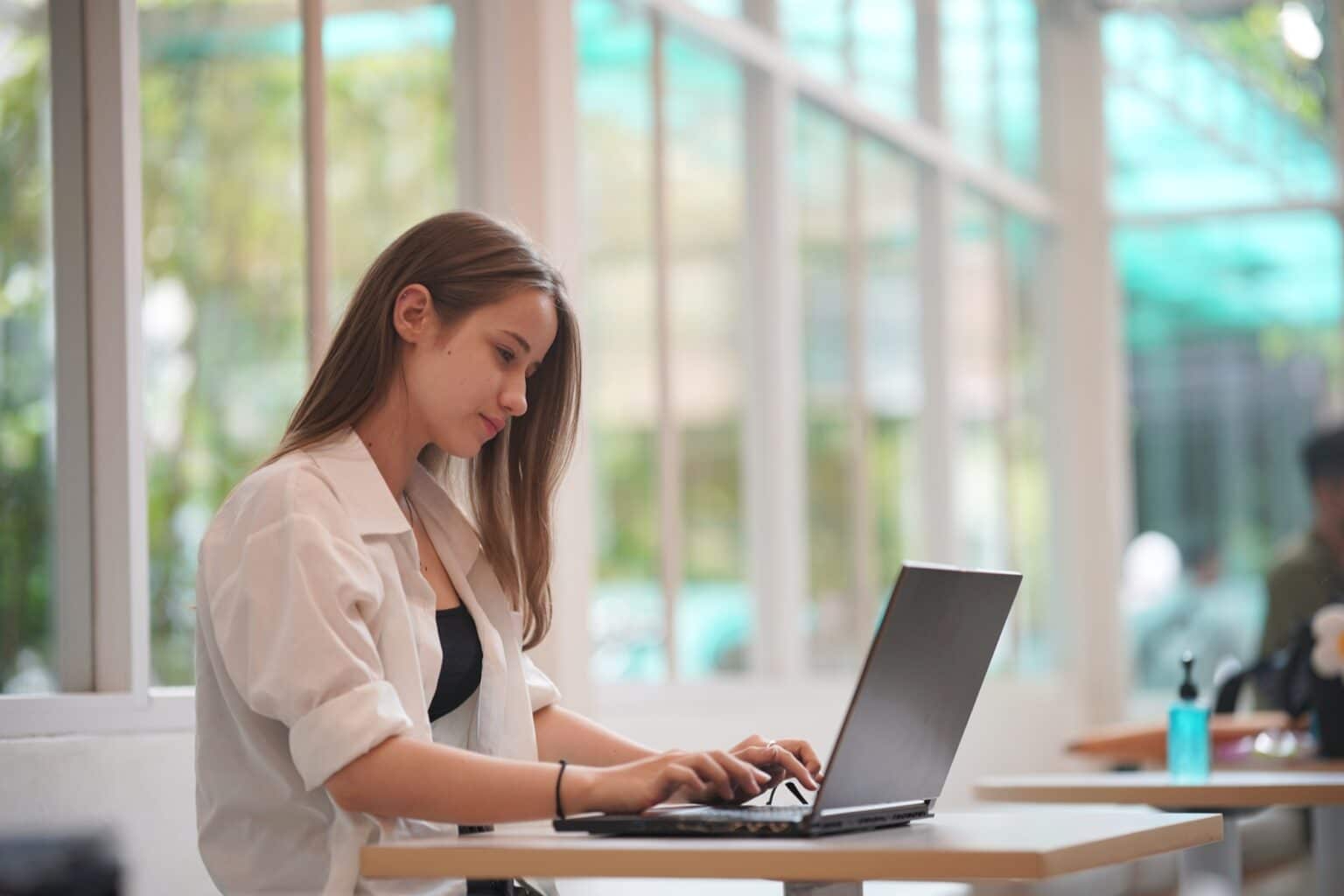 Comment numéroter les pages dans Word ? Student Texting Message in laptop at cafe.