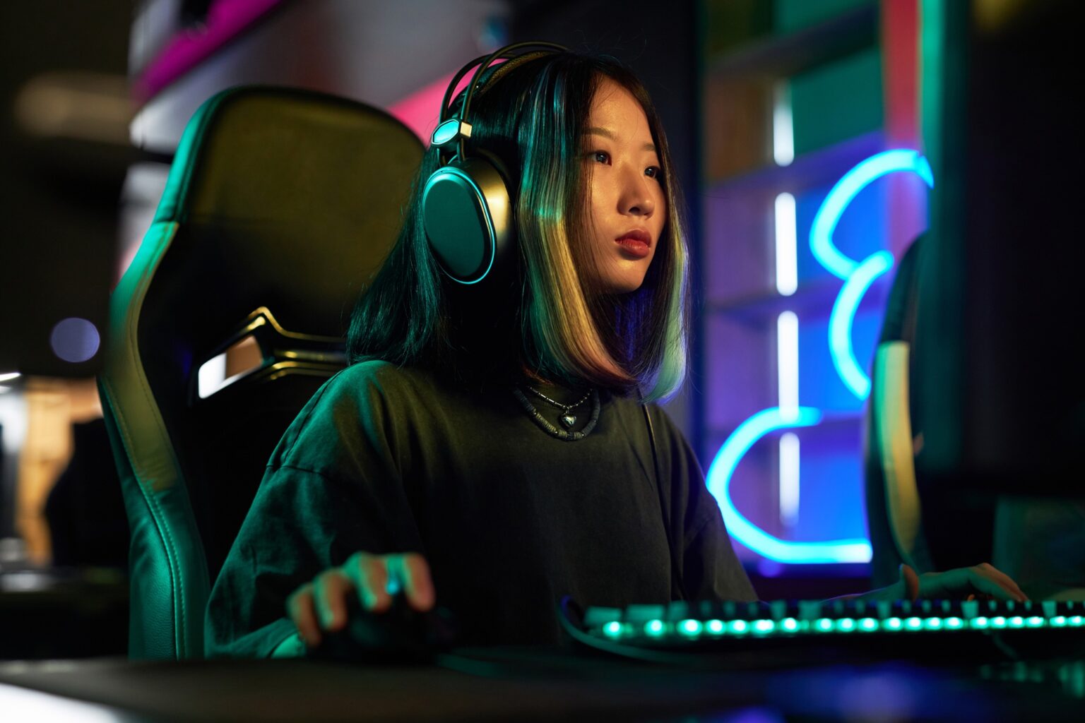Marvel’s Spider-Man 2 : Une Odyssée Web-Slinging Épique Young Asian Woman Playing Video Games in Neon Lights