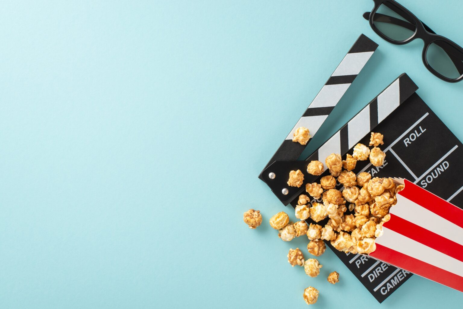 Prison Break saison 6 : date de sortie, trailer et acteurs, tout ce qu’il faut savoir Awaiting the filmstrip's unveiling. Top view of a filmmaker's clapperboard, 3D glasses