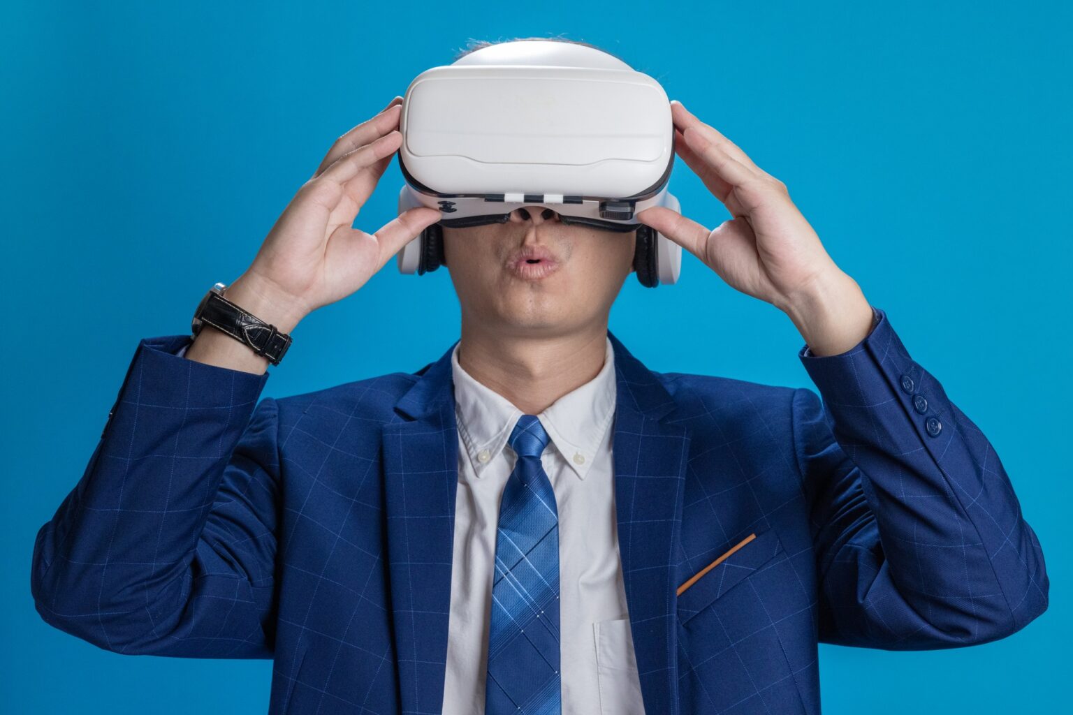 Découvrez la vidéo générée par IA de Trump sur Gaza Businessman in VR headset controls virtual reality AI program to give instructions