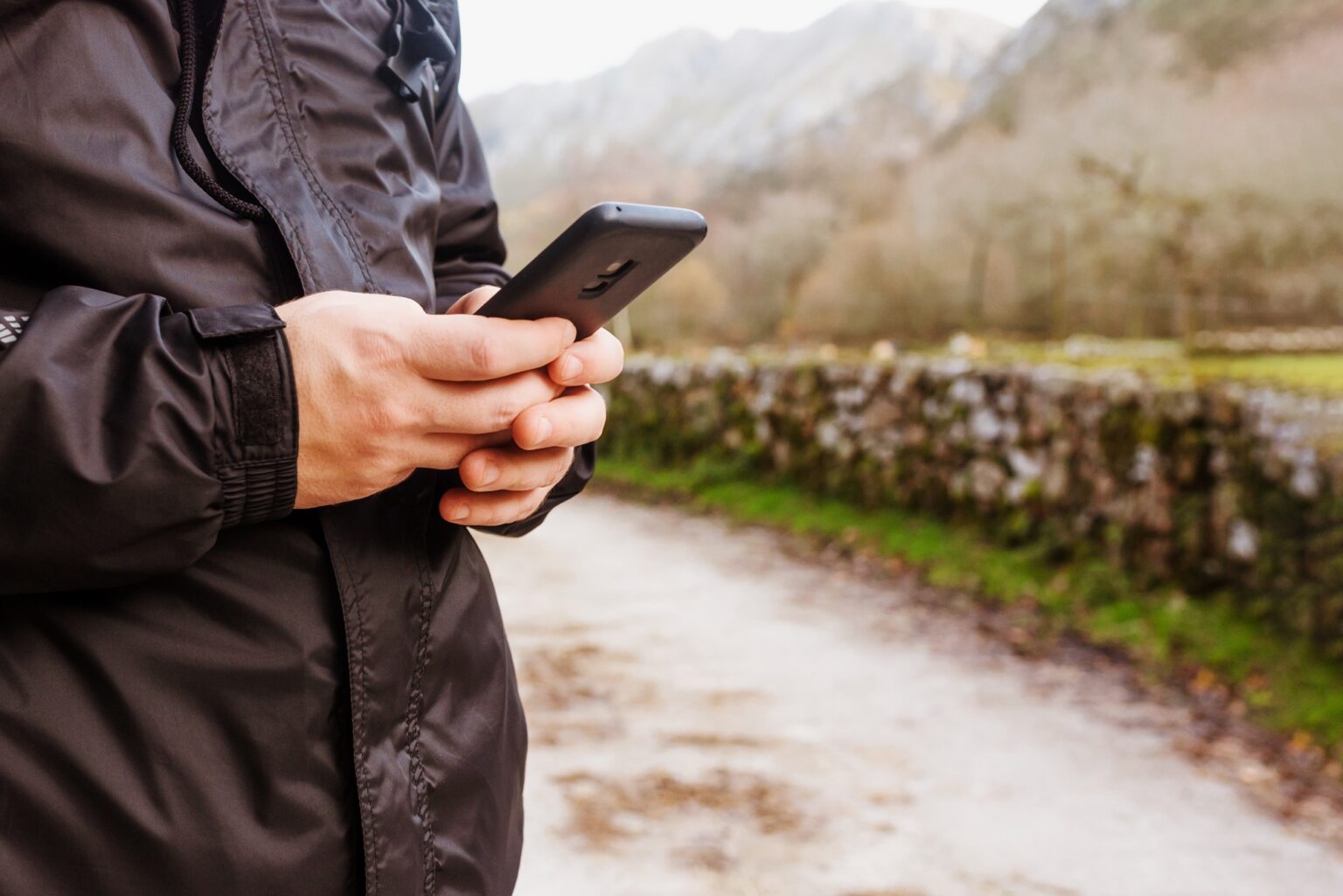 Google Find My Device : Une révolution dans la localisation de vos appareils Person consulting maps by gps