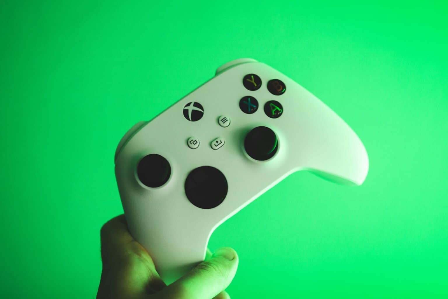 Xbox Game Pass 2025 et 2026 : La Liste Complète des Jeux Incontournables white and black xbox one controller