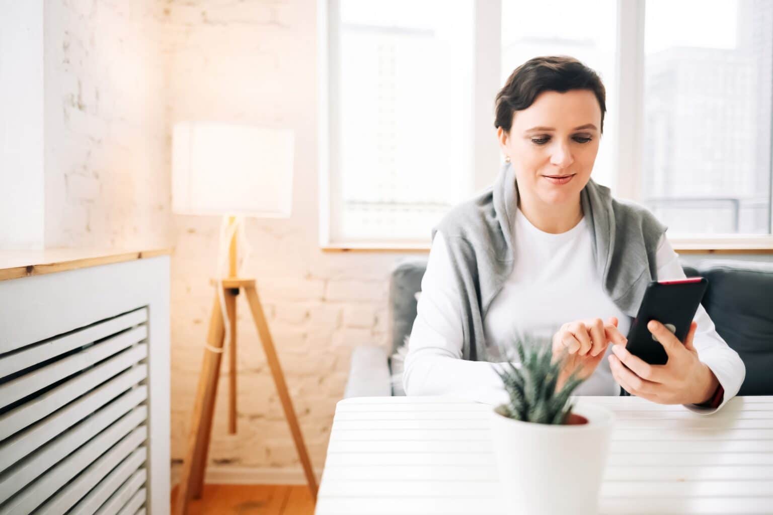 Google Messages : attention au RCS qui peut vous faire perdre vos messages Woman reading messages on the phone