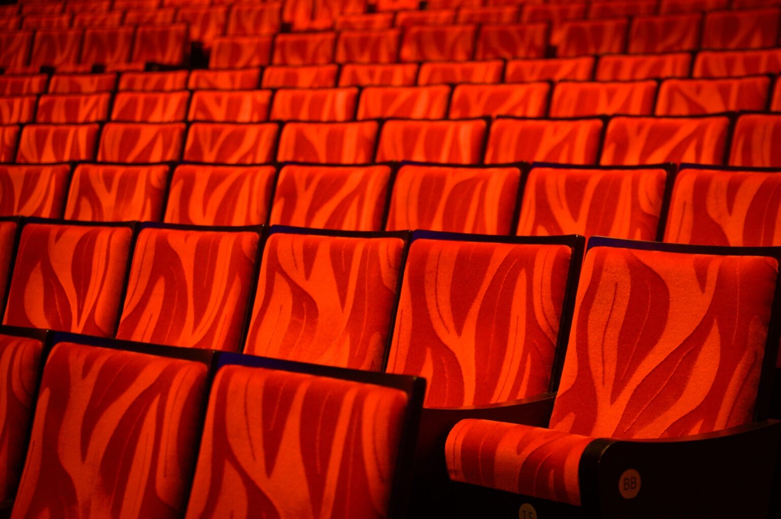 Les acteurs ayant incarné Spider-Man au cinéma et à la télévision background of red cinema sofa with nobody
