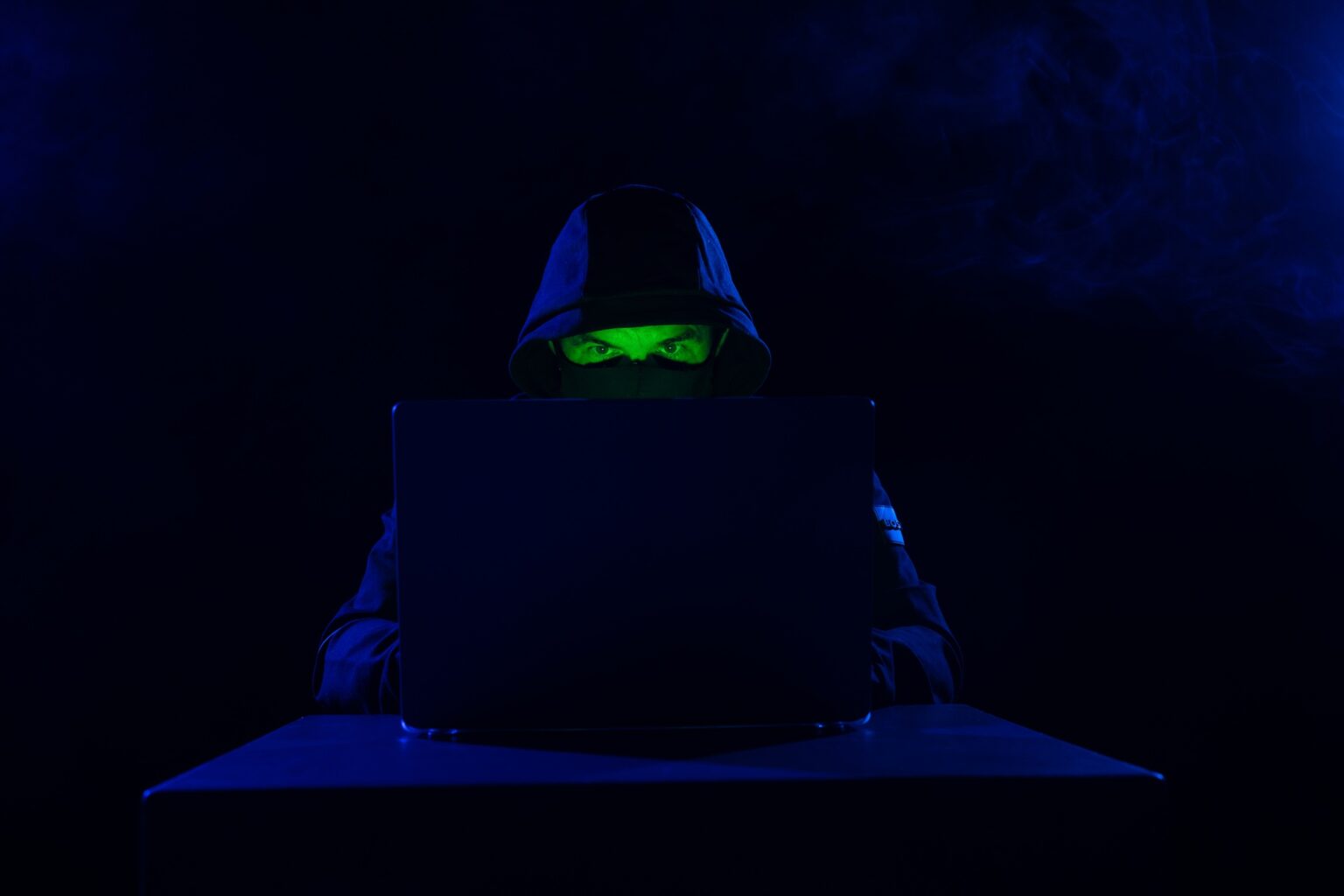 Les cheat codes indispensables pour Skyrim sur PC Computer Hacker in Hoodie. Obscured Dark Face. Hacker Attack, Virus Infected Software