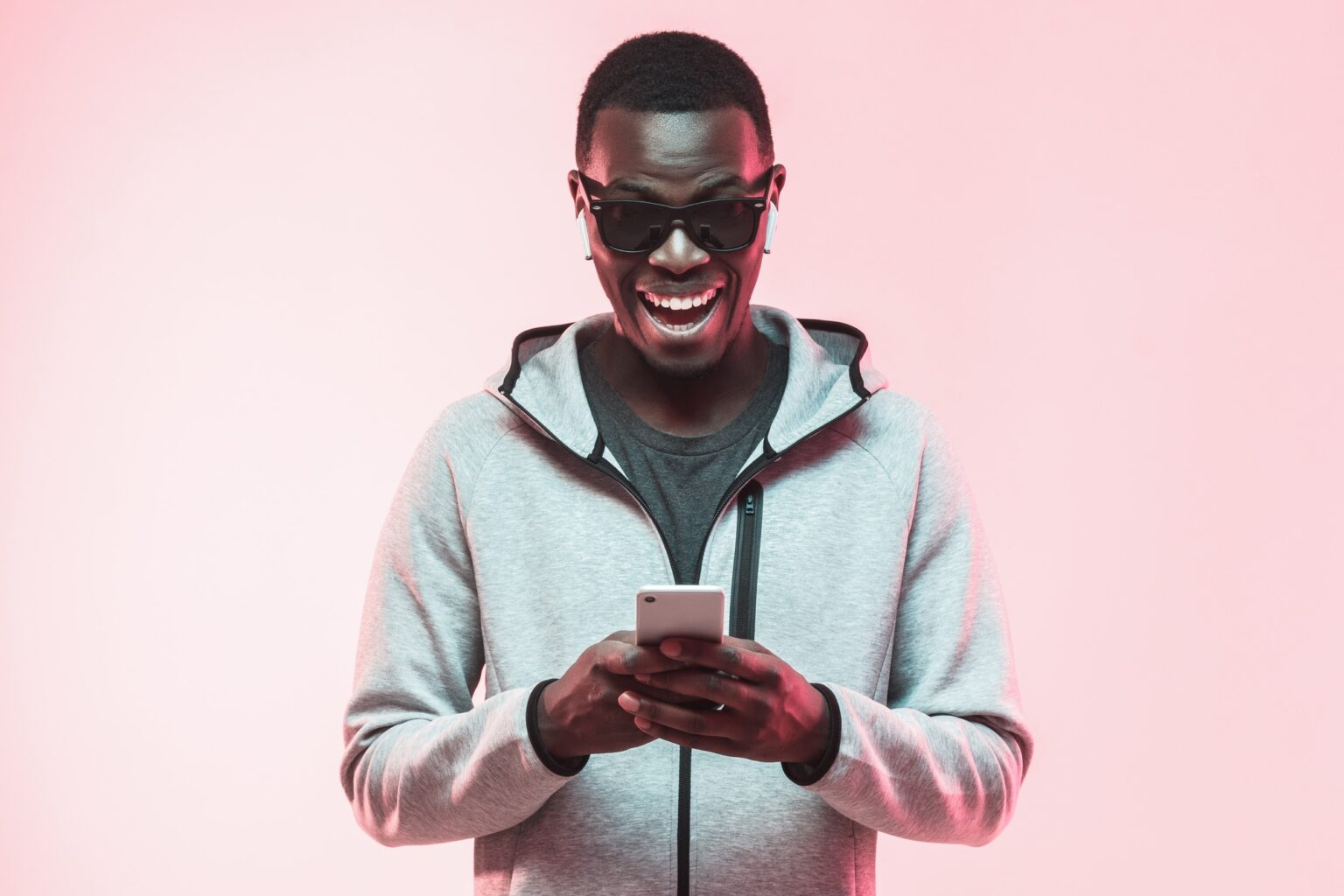 Les prédictions les plus dingues des Simpson révélées Young african american man looking at his phone with surprise expression and mouth wide open