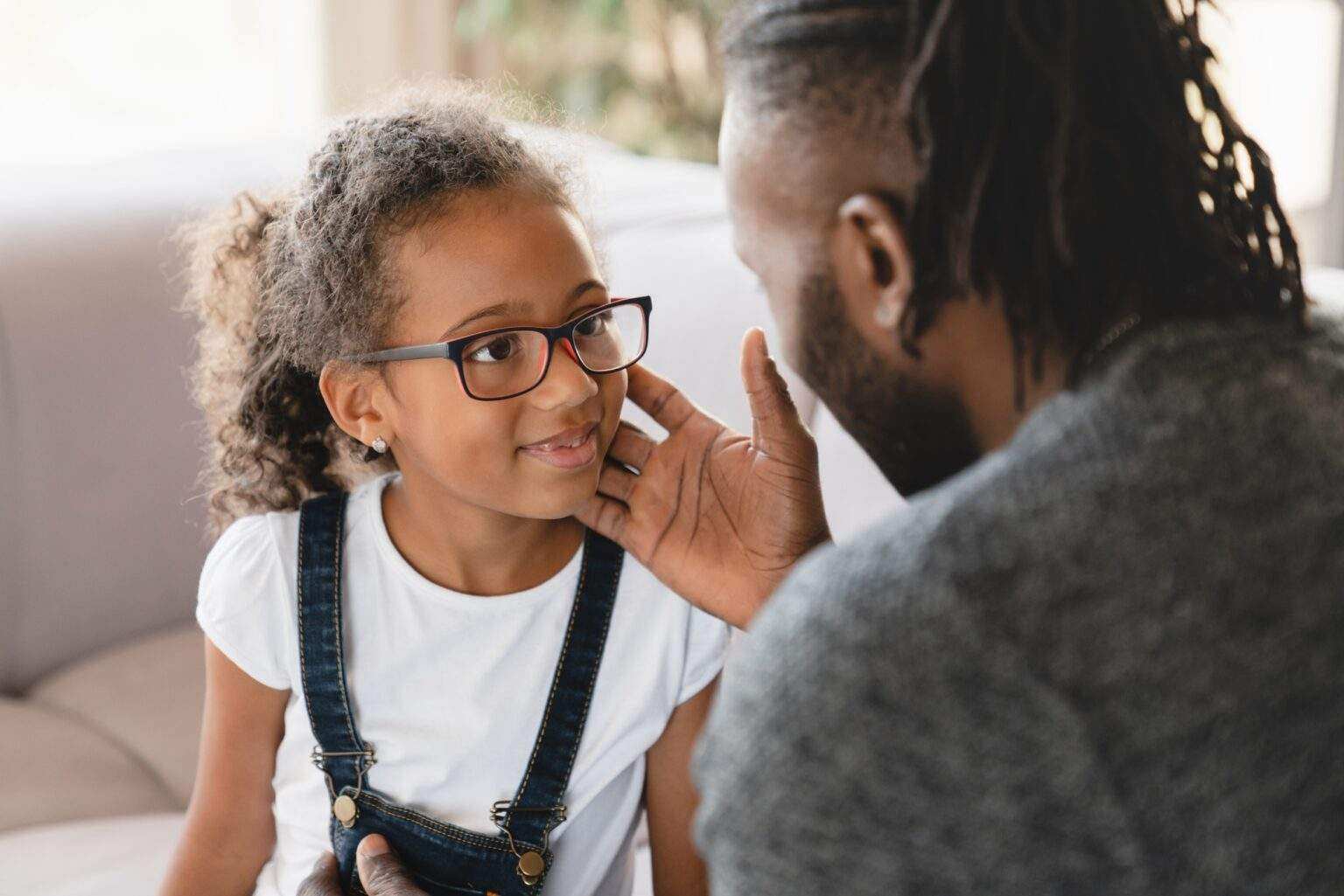 Qui est Talia, la fille de cœur de Derik Menendez ? Dad nurturing daughter, having fun sharing love and care. Bonding in family relationship. Fatherhood