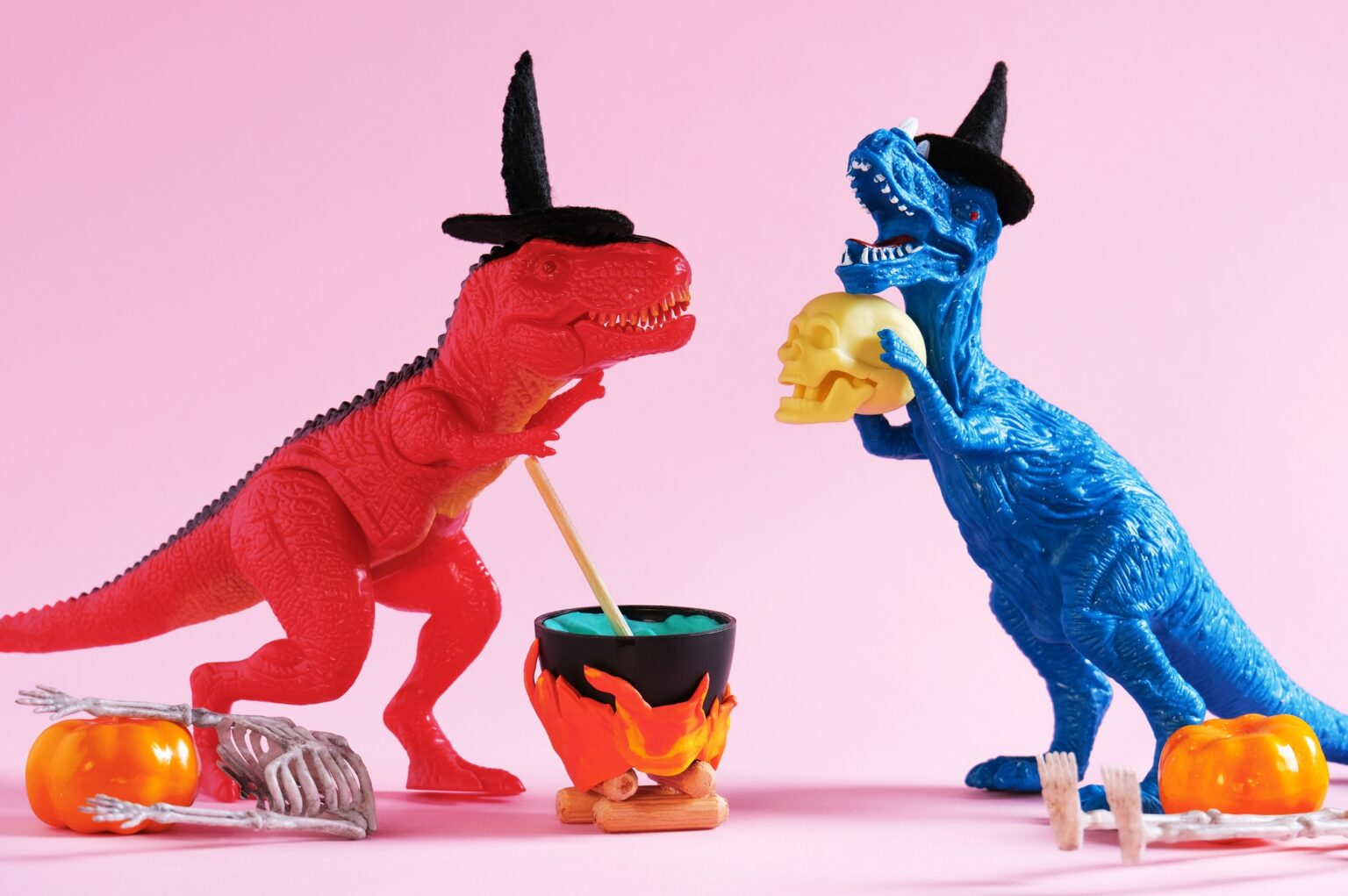 Le guide ultime des potions dans Minecraft Red and blue dinosaur brewing potion on pink background.