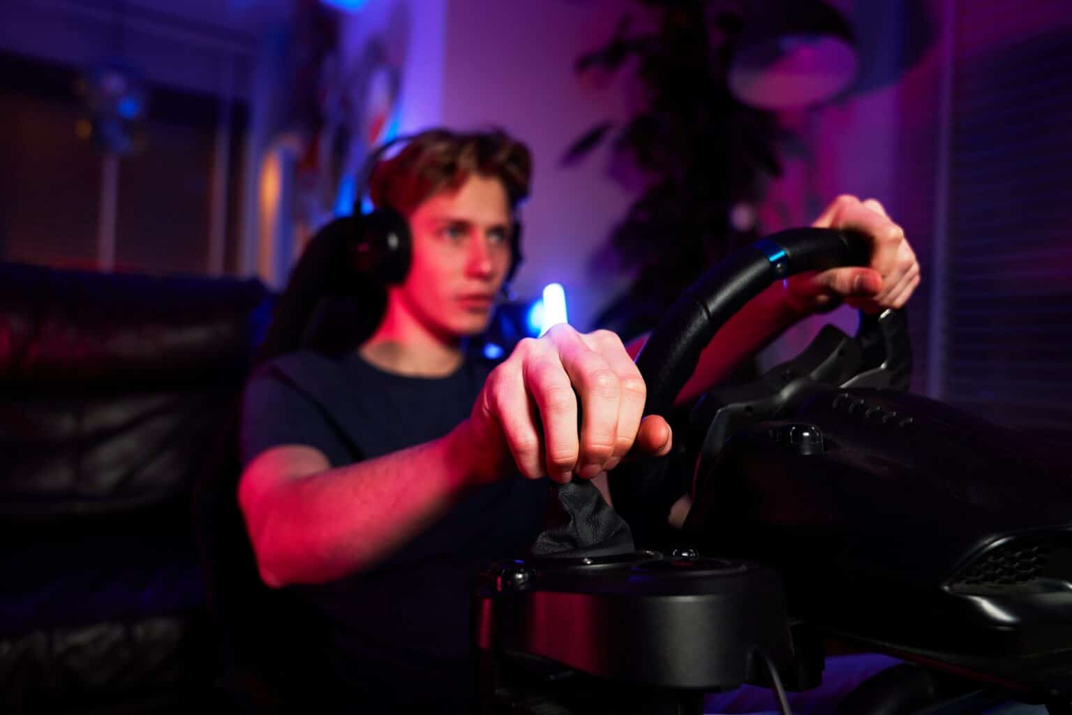 Jeux Vidéo et Conduite : Améliorez Vos Compétences au Volant Caucasian man playing game using car simulator