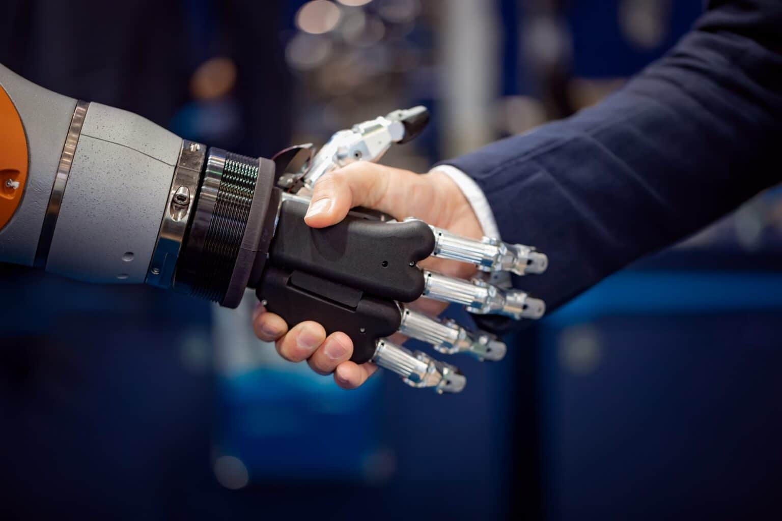 Les cyborgs les plus puissants de dragon ball : top 10 incontournables Hand of a businessman shaking hands with a Android robot.