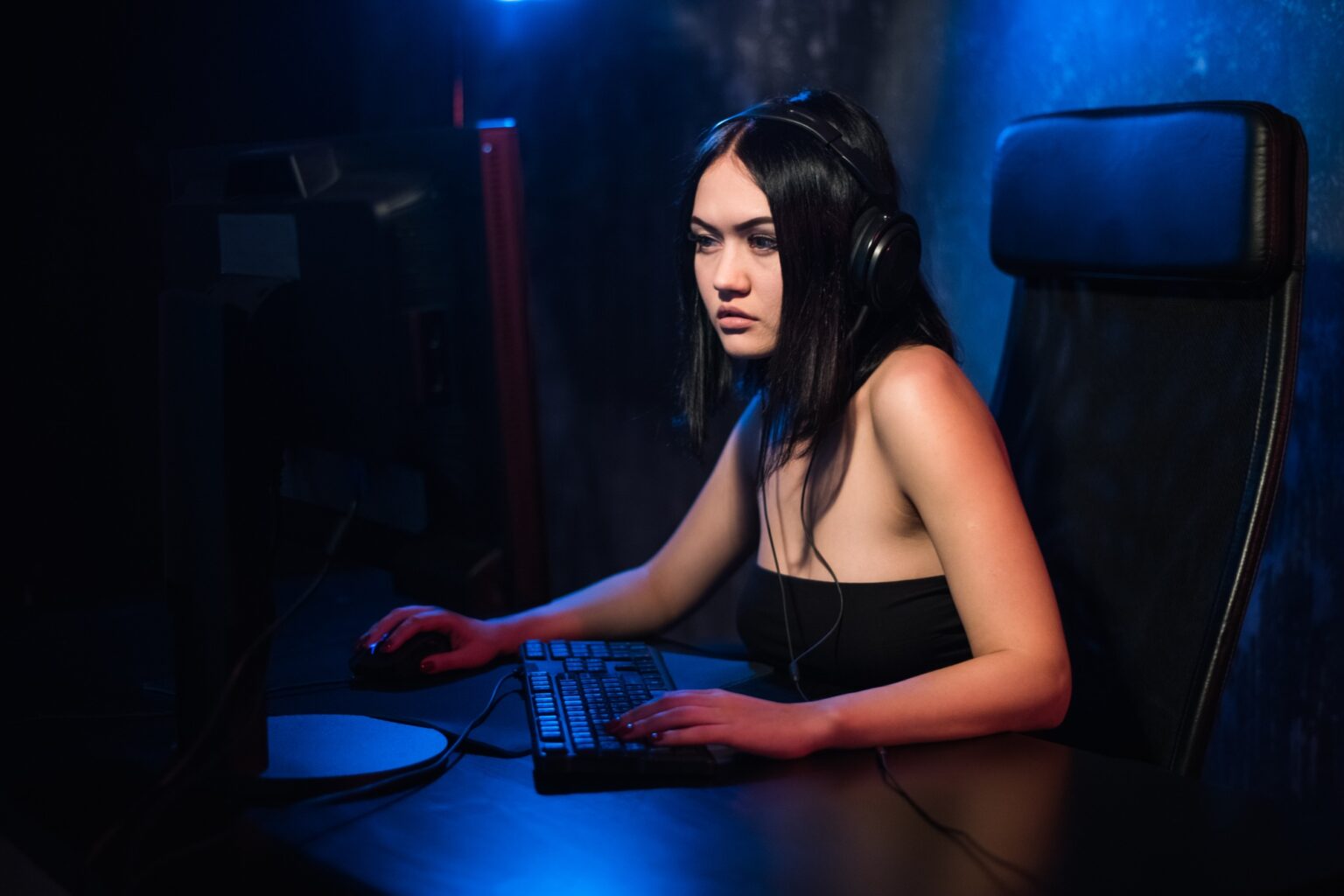 des jeux rétro qui mériteraient des suites modernisées Beautiful Friendly Pro Gamer Girl Does Video Game Gameplay stream, Wearing Headset Talks and Chats