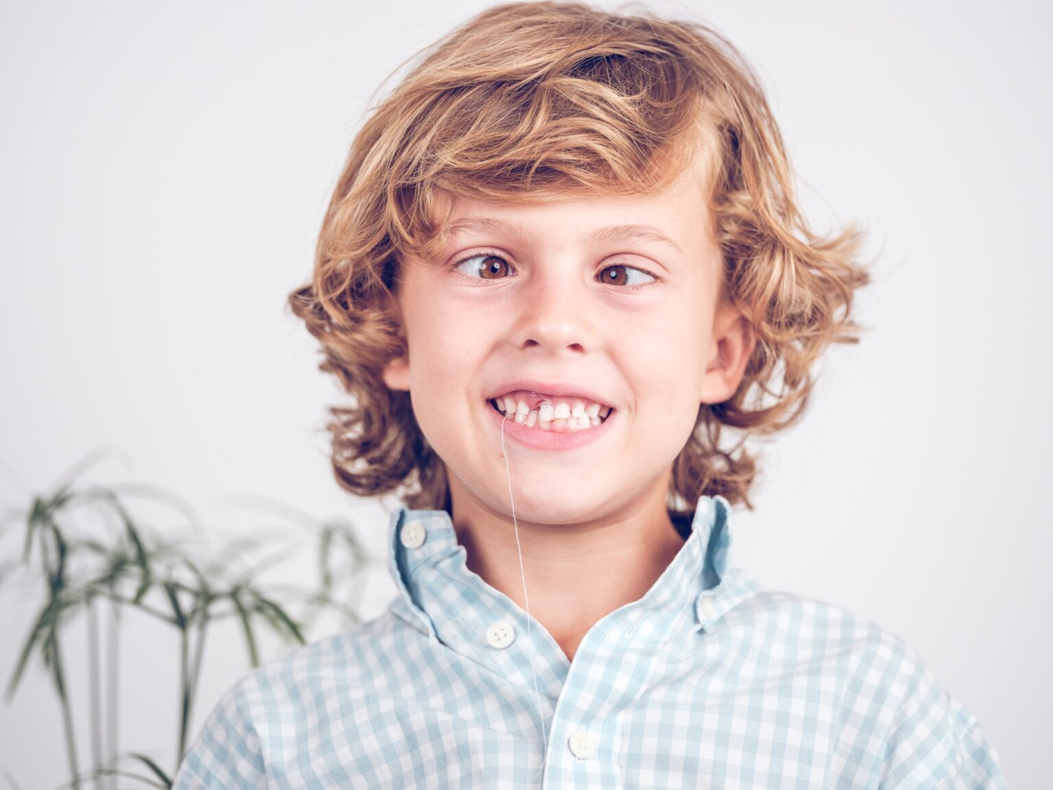 Tous les drops Twitch et codes de mot de passe pour les championnats mondiaux Pokémon 2025 (récompenses et guide pour les récupérer Cheerful preteen boy with twitched out tooth grimacing