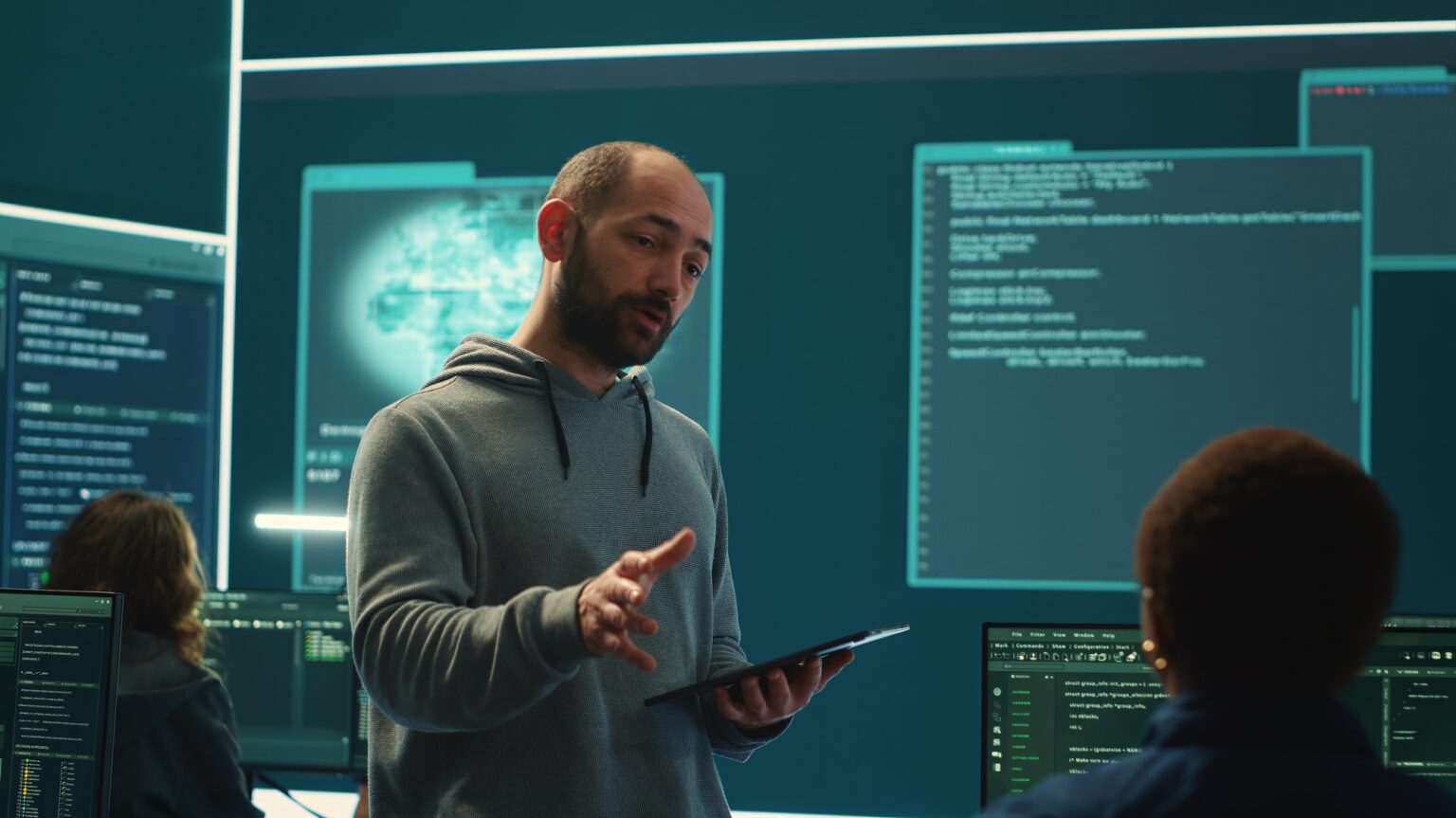 Comprendre la cyberguerre : enjeux et implications dans le monde moderne Governmental cyber defense team using advanced technology to secure information