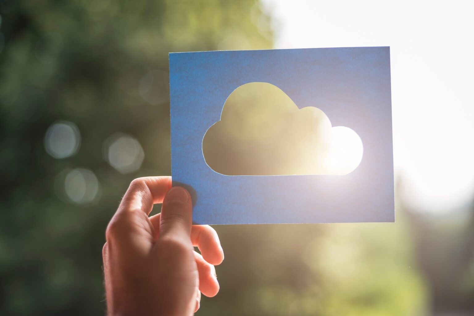 découvrir OpenStack : la plateforme de cloud computing open source Hand holding cloud computing symbol