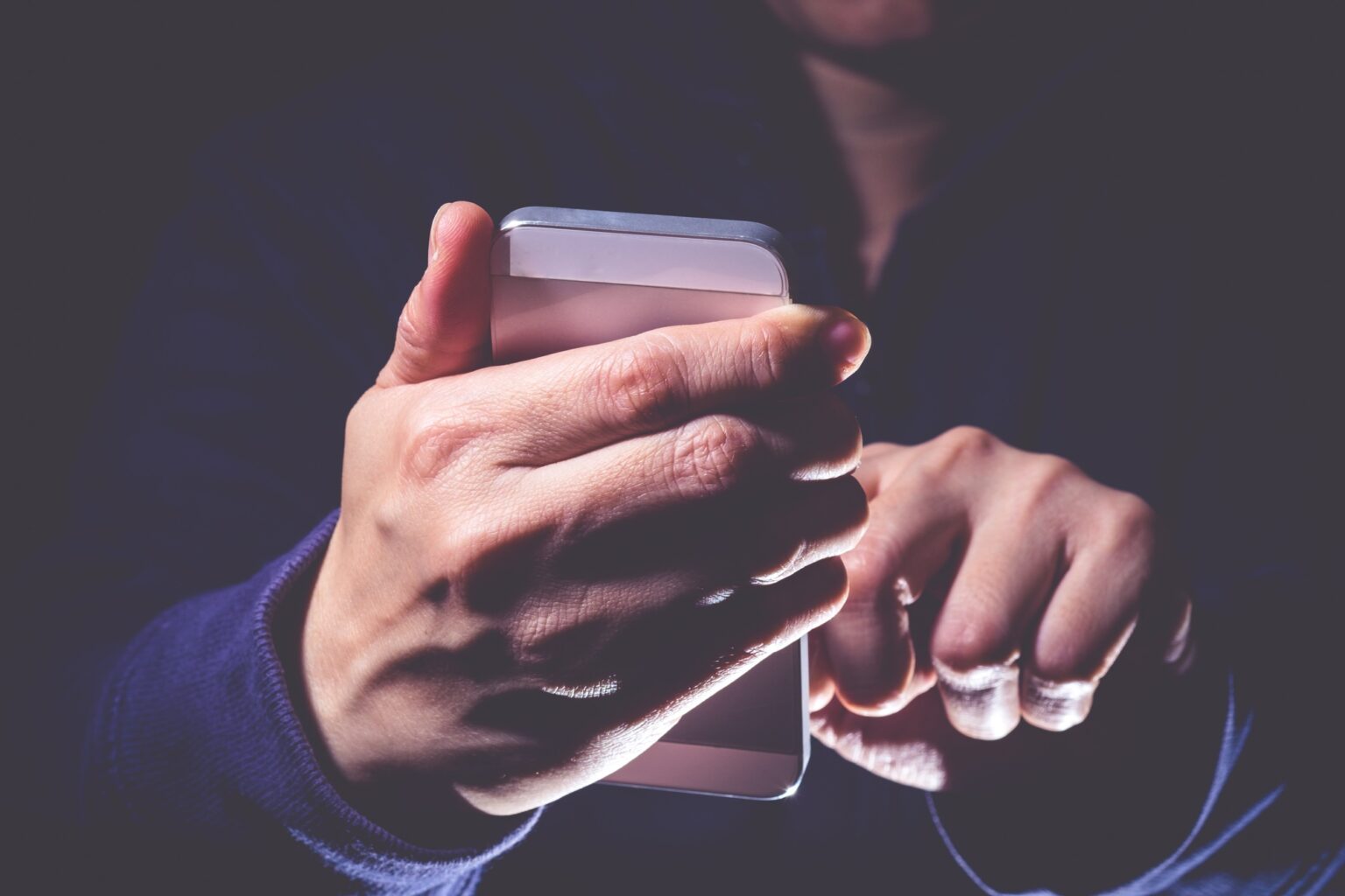 Comprendre les rootkits : une menace sournoise pour votre sécurité numérique Hooded cyber crime hacker using mobile phone internet hacking