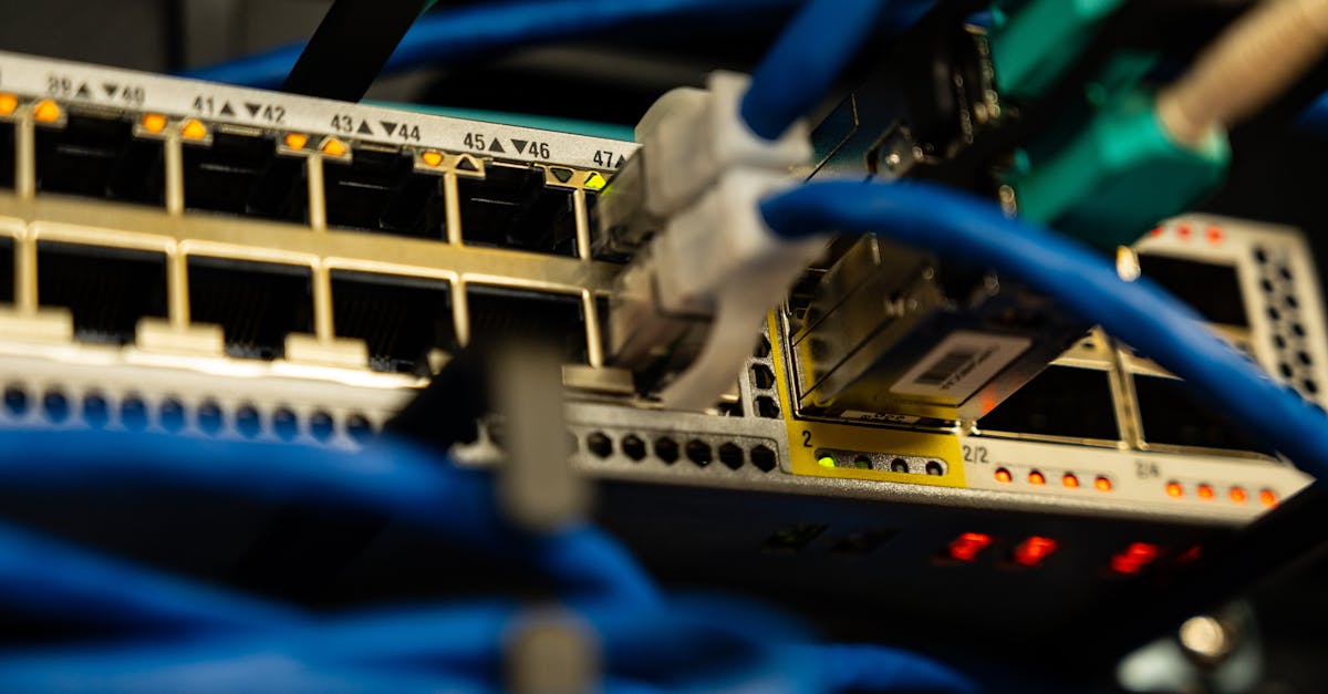 découvrez les différences essentielles entre un proxy server et un firewall, leur fonctionnement, usages et comment ils protègent votre réseau contre les menaces en ligne.