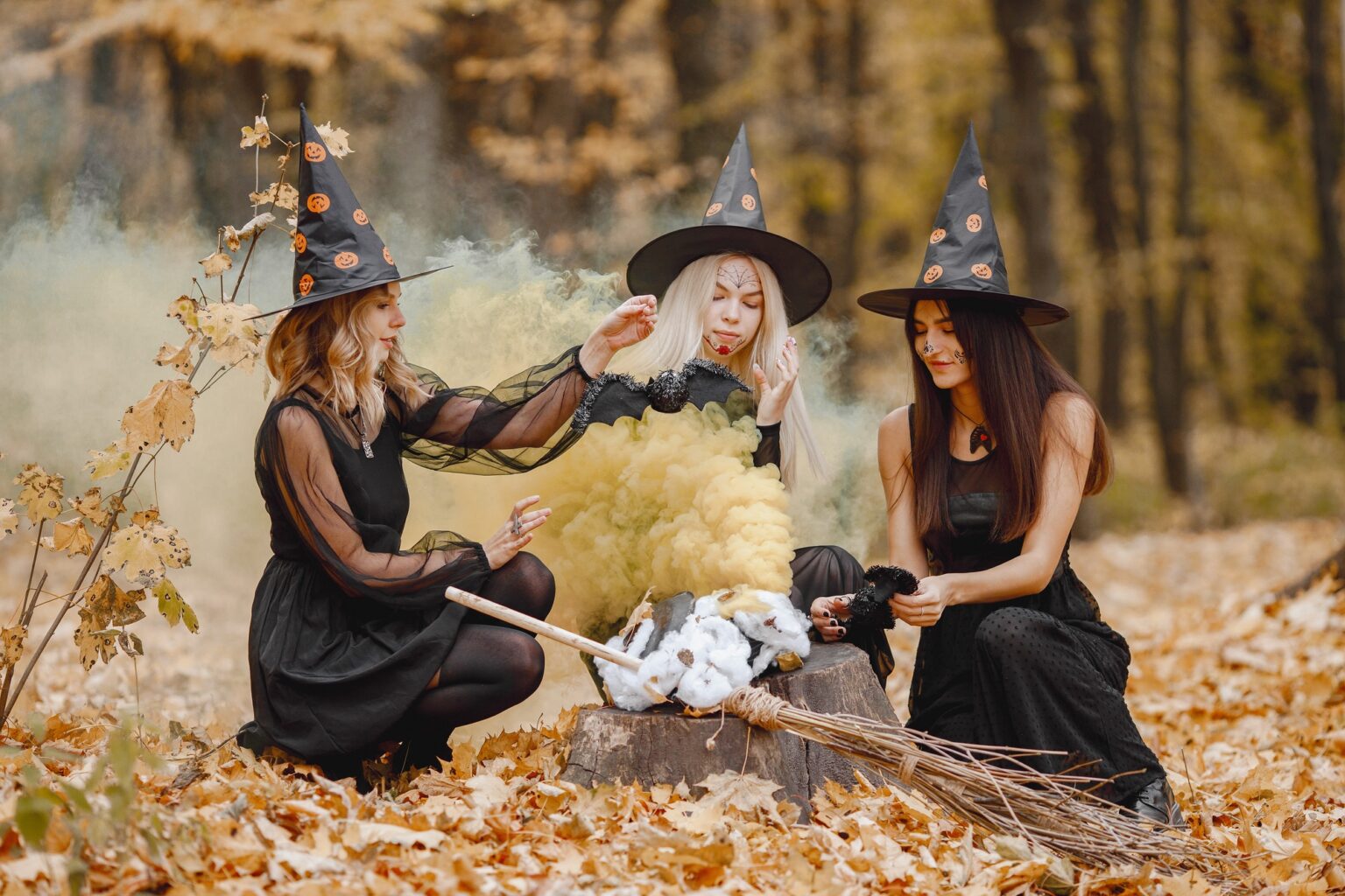 Classement complet des clans de type âme : nouvelle édition Three witches in forest on Halloween make magic potion