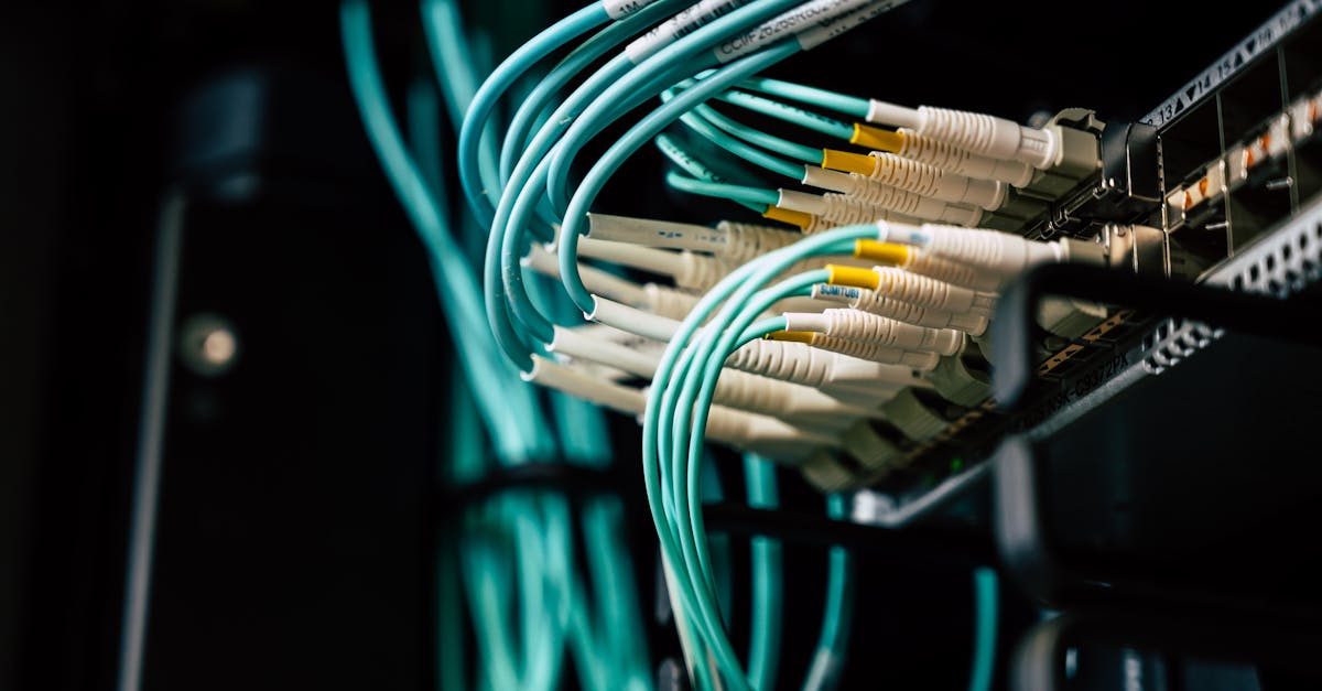 découvrez les systèmes cyber-physiques : l'intégration intelligente de composants informatiques et physiques pour automatiser, surveiller et optimiser divers secteurs comme l'industrie, la santé et les transports.